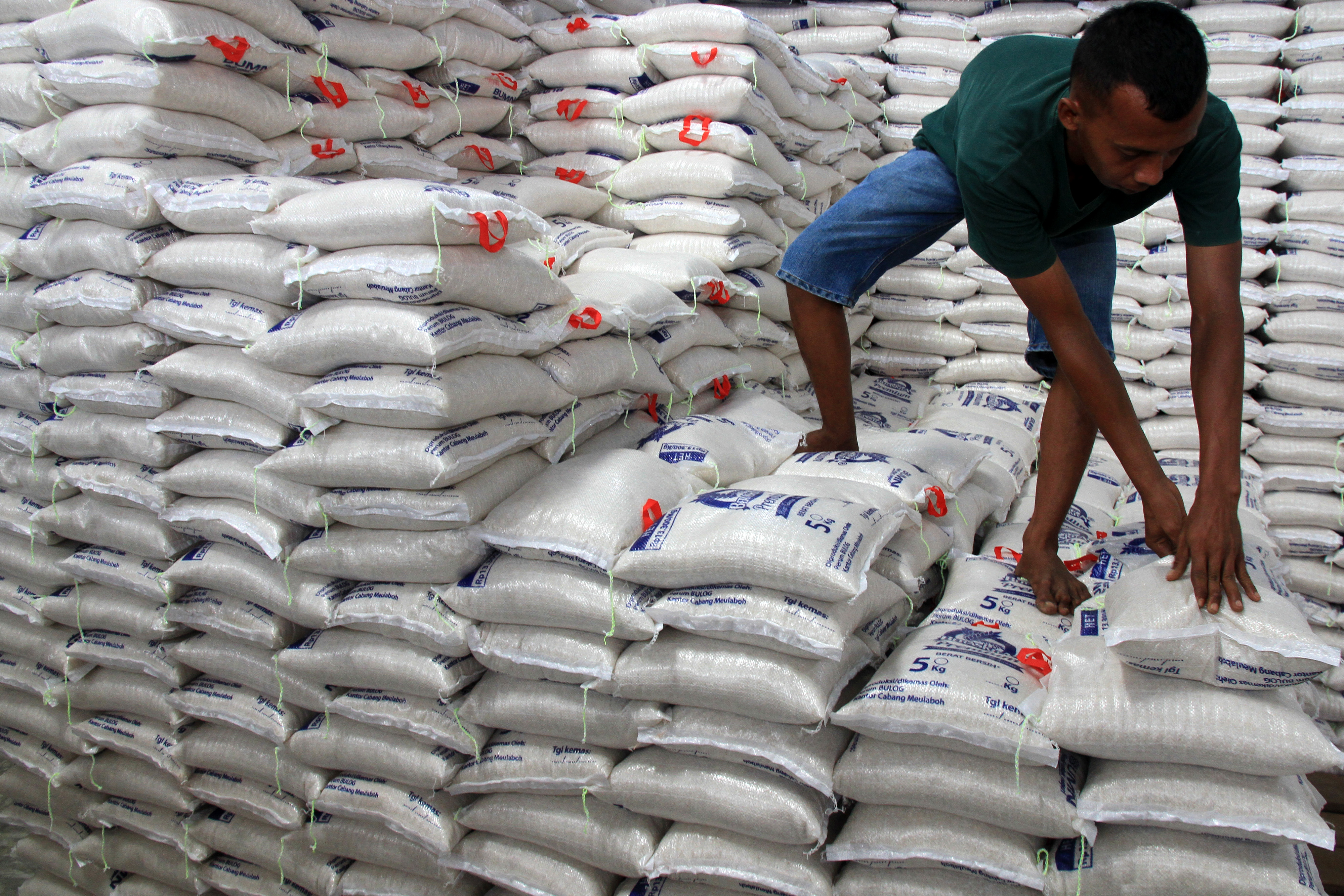 Pekerja menata beras untuk Bantuan Pangan Non Tunai (BPNT) di gudang Perum Bulog Subdivisi Regional (Divre) Meulaboh, Aceh Barat