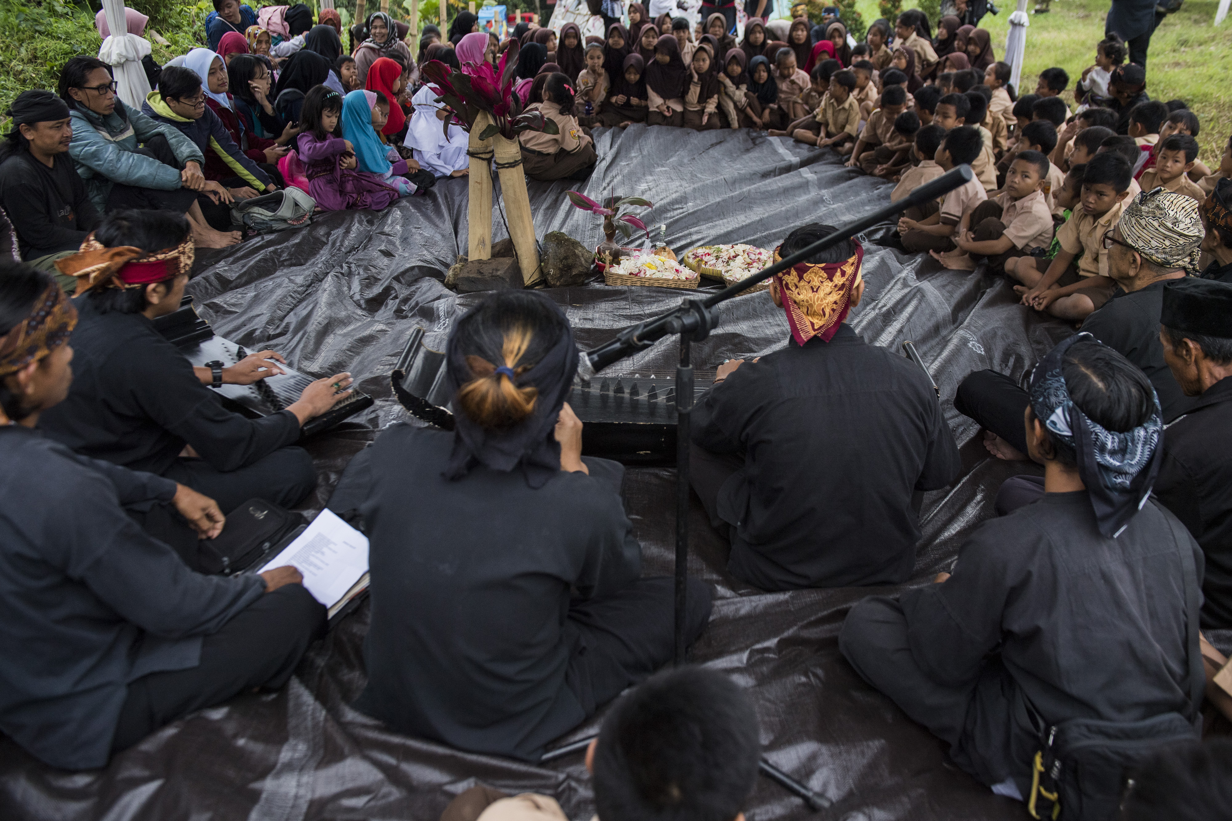 Warga kampung adat Cireundeu melakukan doa dan ritual adat saat upacara peringatan Hari Peduli Sampah Nasional (HPSN) 2020, Cimahi, Jabar.