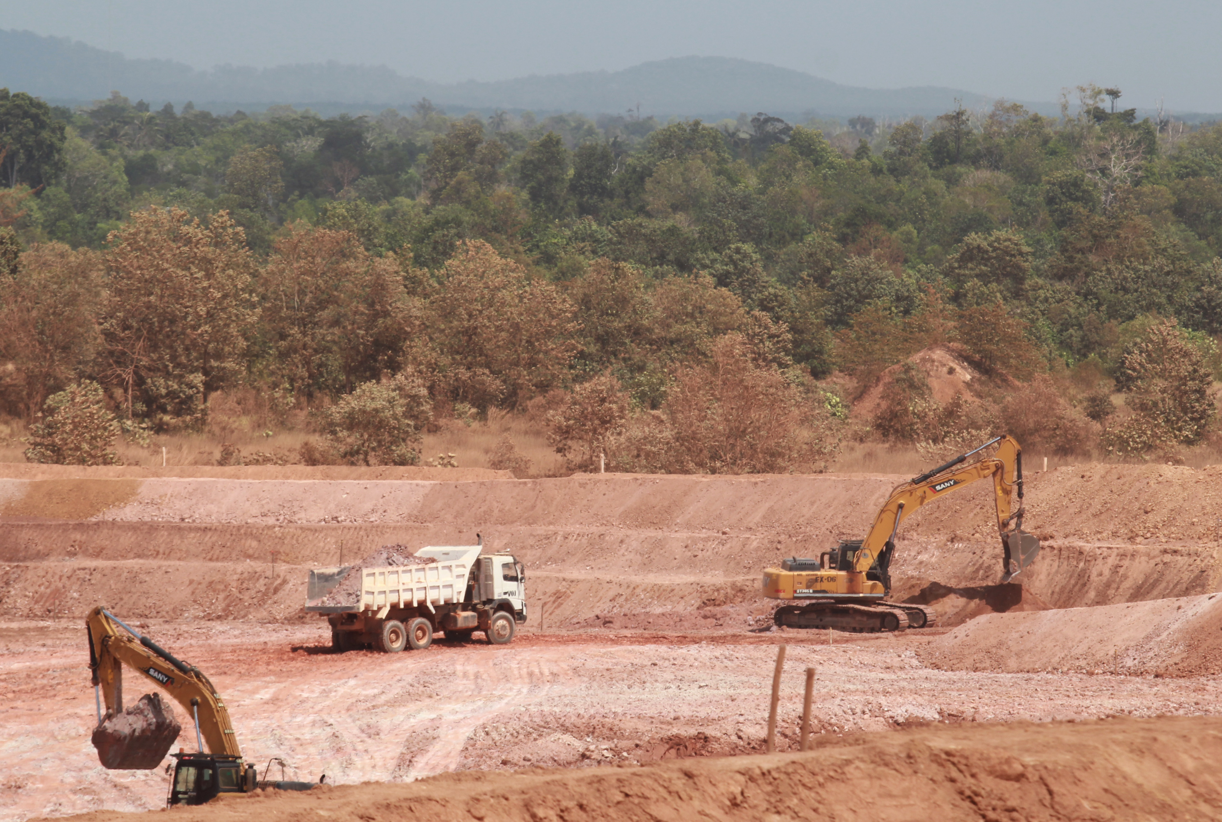 Pekerja menggunakan alat berat melakukan penambangan timah di PIT 3 Tambang Timah Primer Batu Besi milik PT Timah Tbk di Belitung Timur