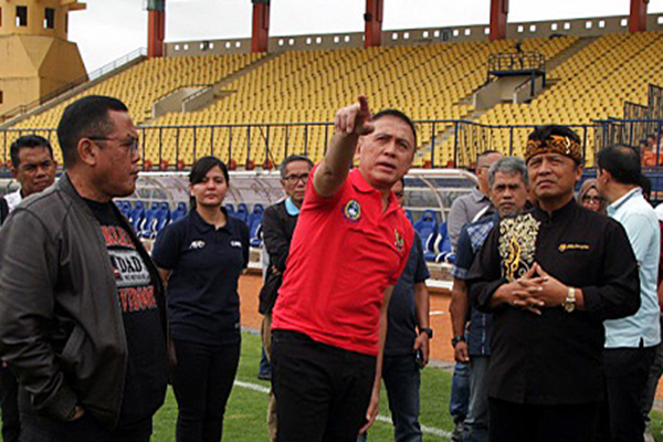 Ketua Umum PSSI, Mochamad Iriawan (Kaos Merah)