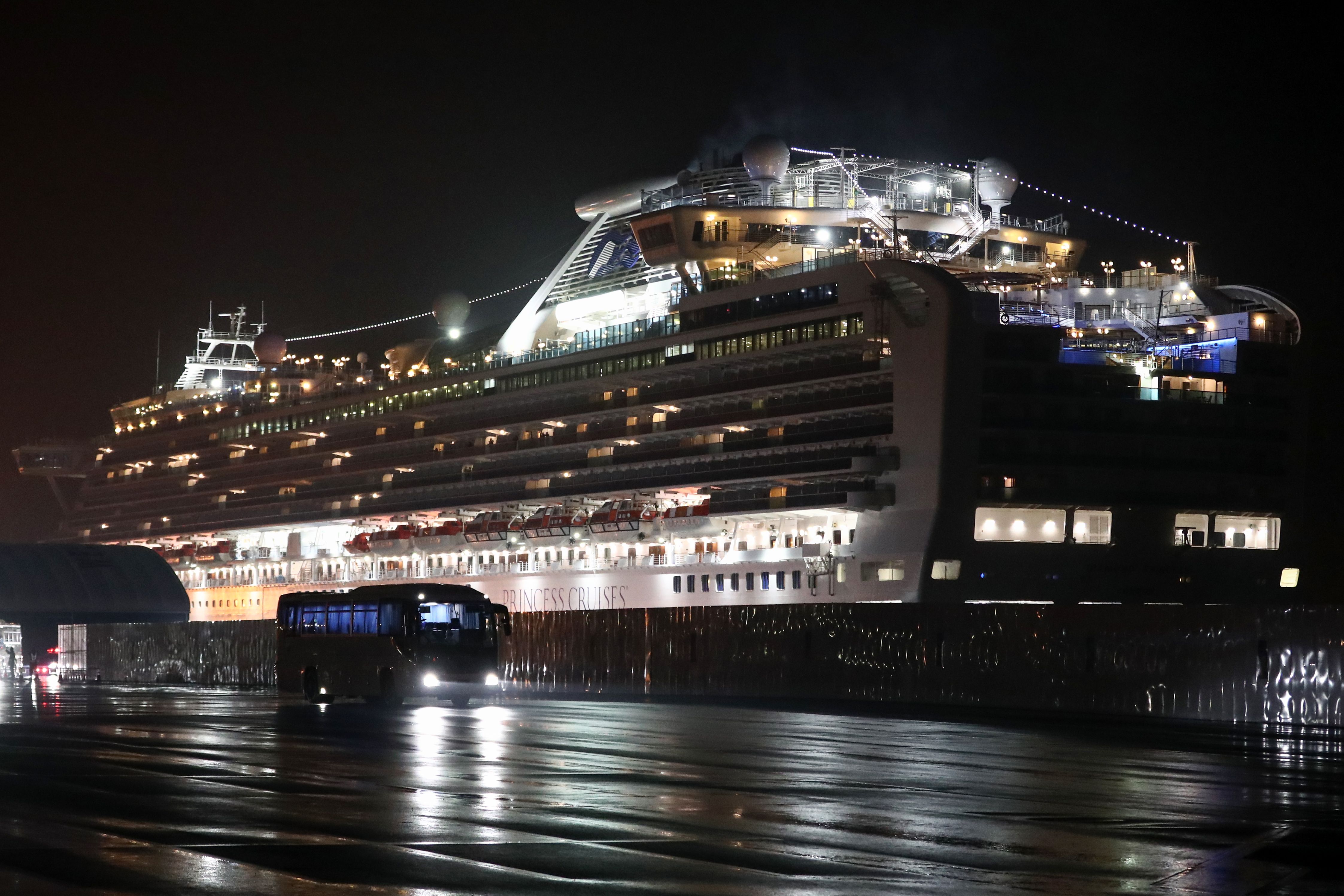 Kapal pesiar Diamond Princess yang dikarantina di Yokohama, Jepang.