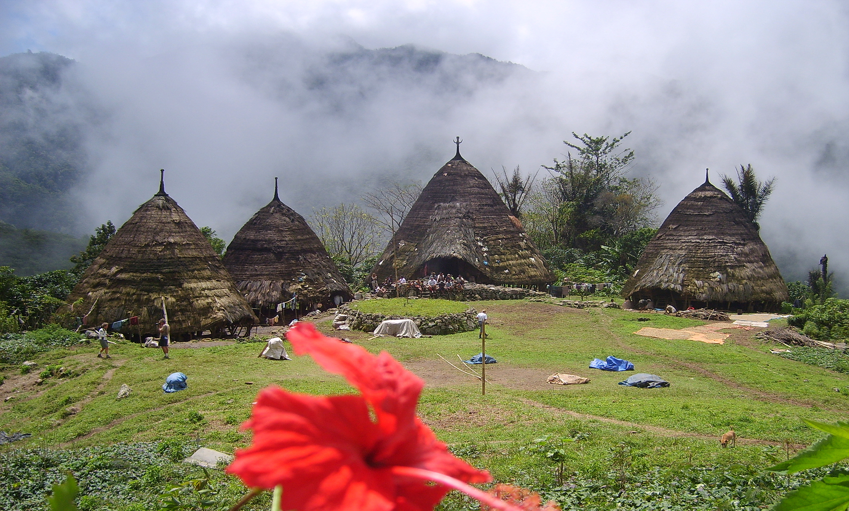 Wisatawan menikmati keindahan Desa Wae Rebo, Manggarai Barat, Nusa Tenggara Timur.