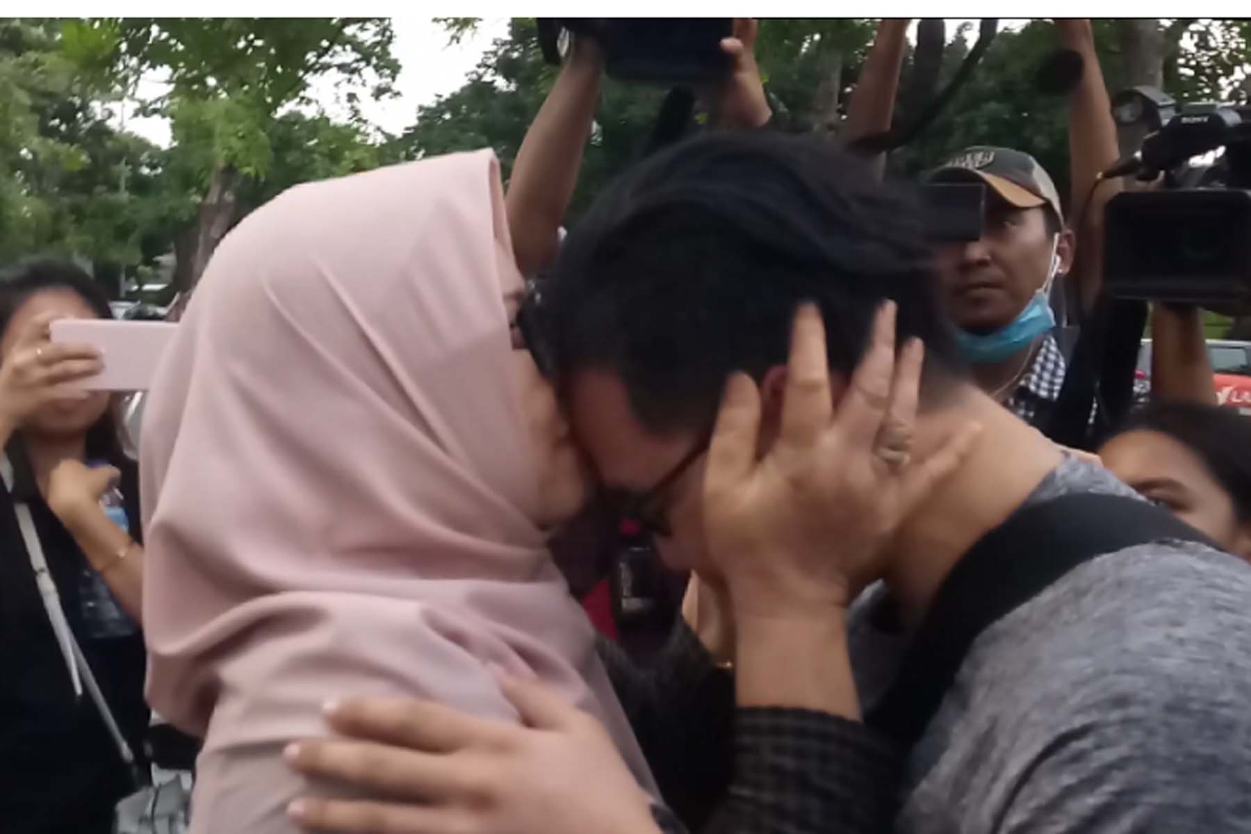 Yusuf Azhar saat menemui ibundanya, Apriliya.