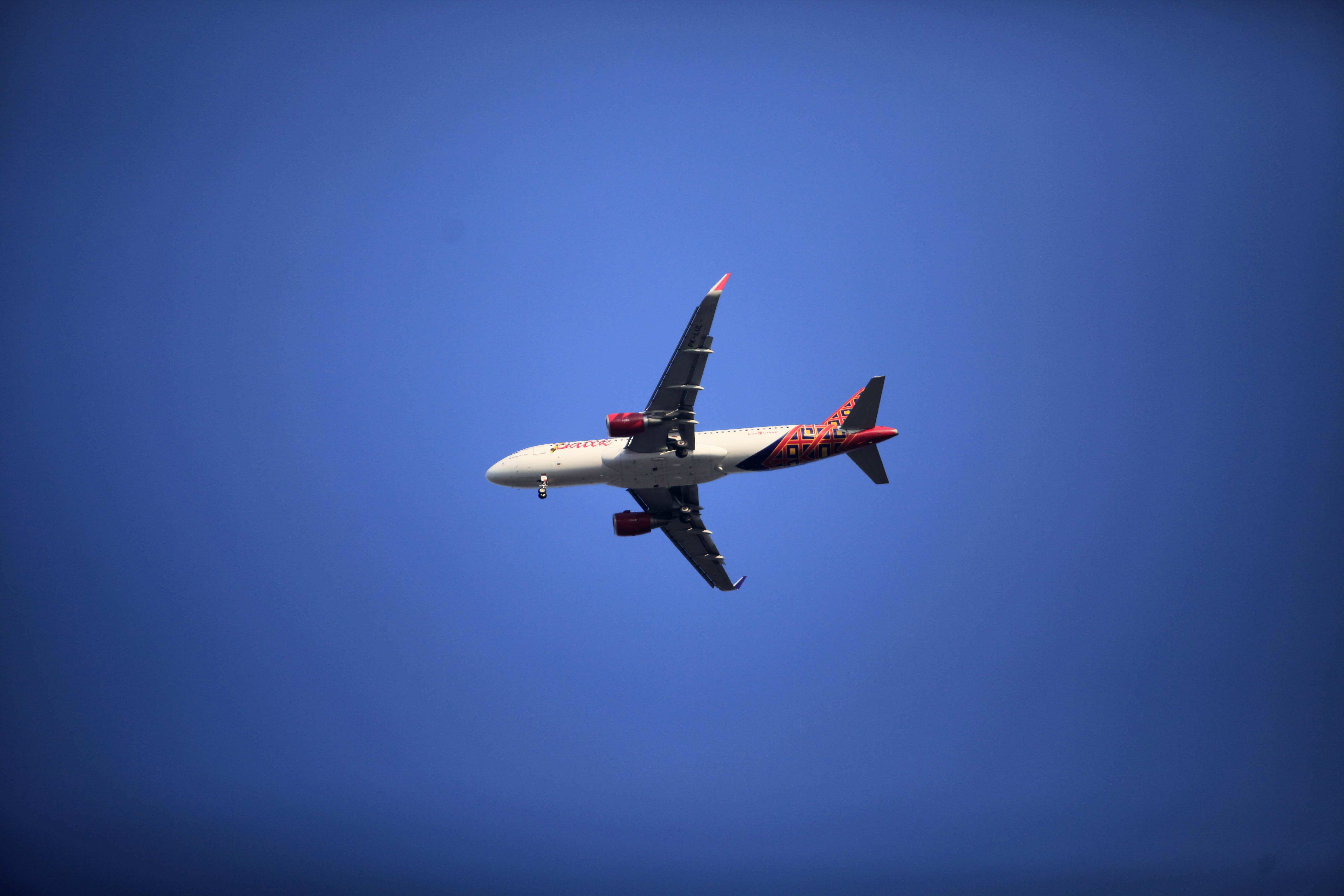 Pesawat dari maskapai Batik Air melintas di langit Ibu Kota Jakarta.