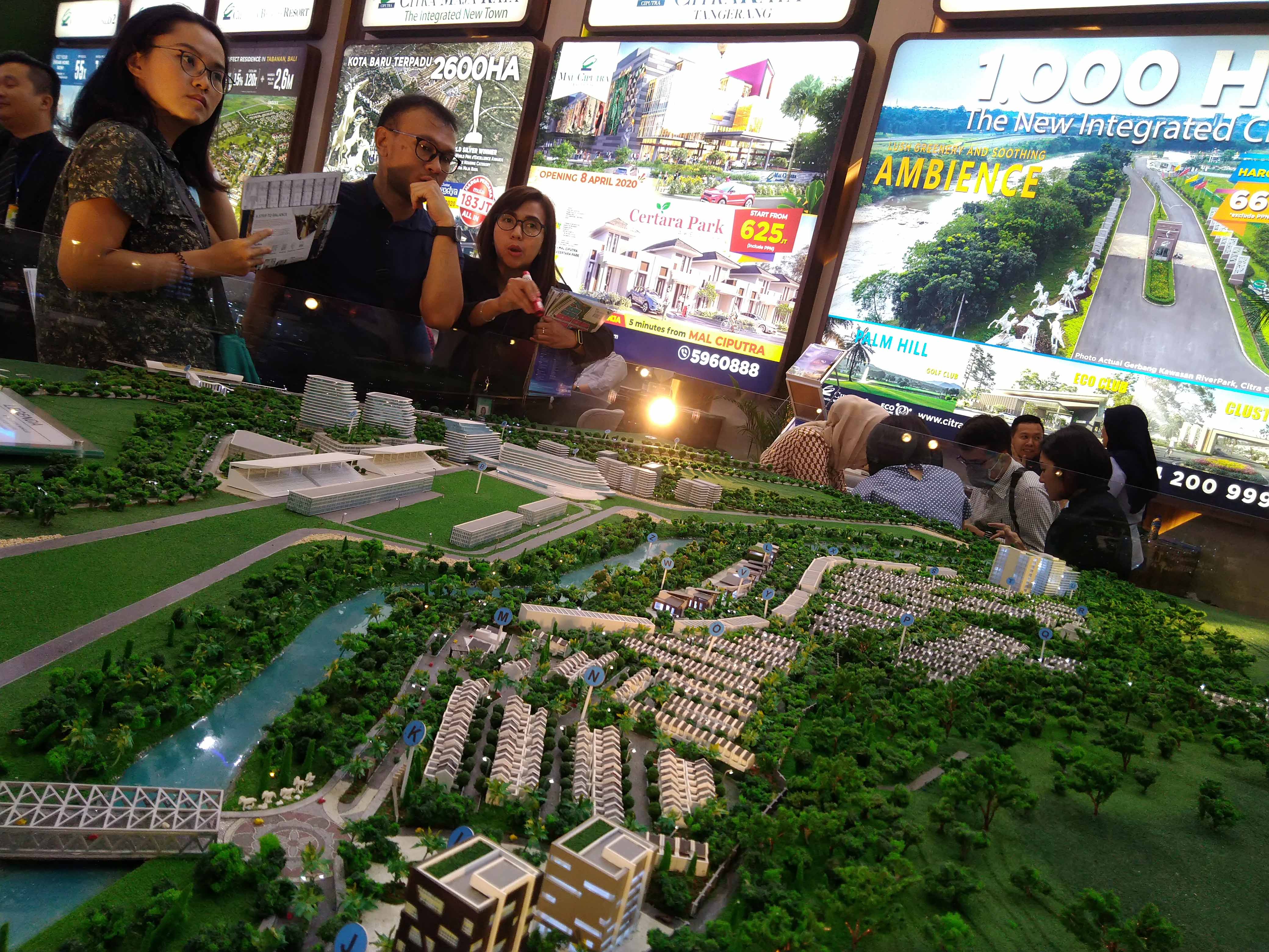Pengunjung melihat maket hunian di ajang Properti Expo 2020 di Jakarta Convention Center, Senayan, Jakarta, Sabtu (15/2).