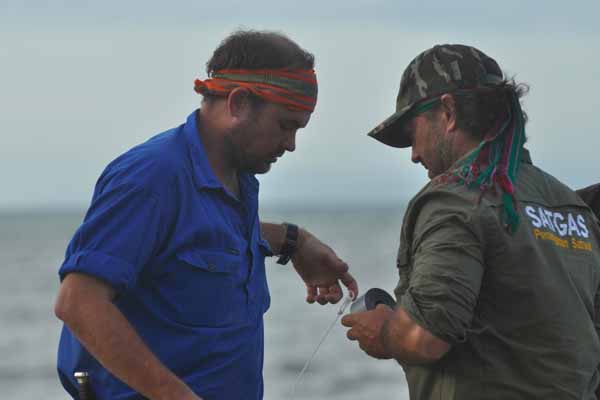 Ahli penanganan satwa liar asal Australia, Matthew Nicolas Wright (kanan) dan Chris Wilson menyiapkan peralatan.