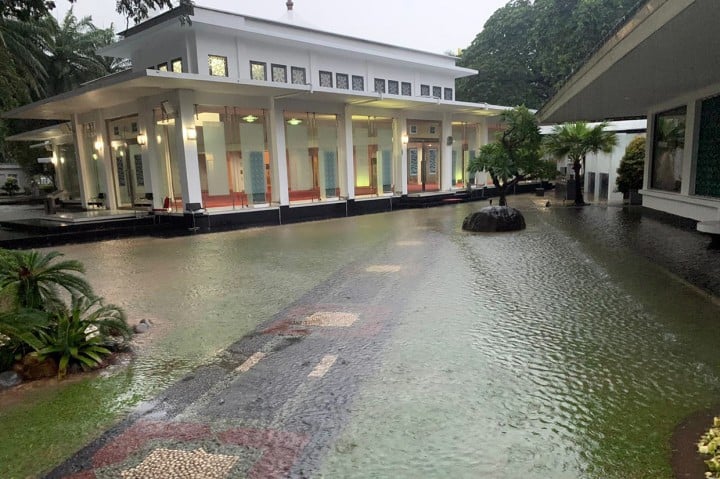 Lorong di Istana Kepresidenan sempat terendam banjir, Selasa (25/2) pagi.