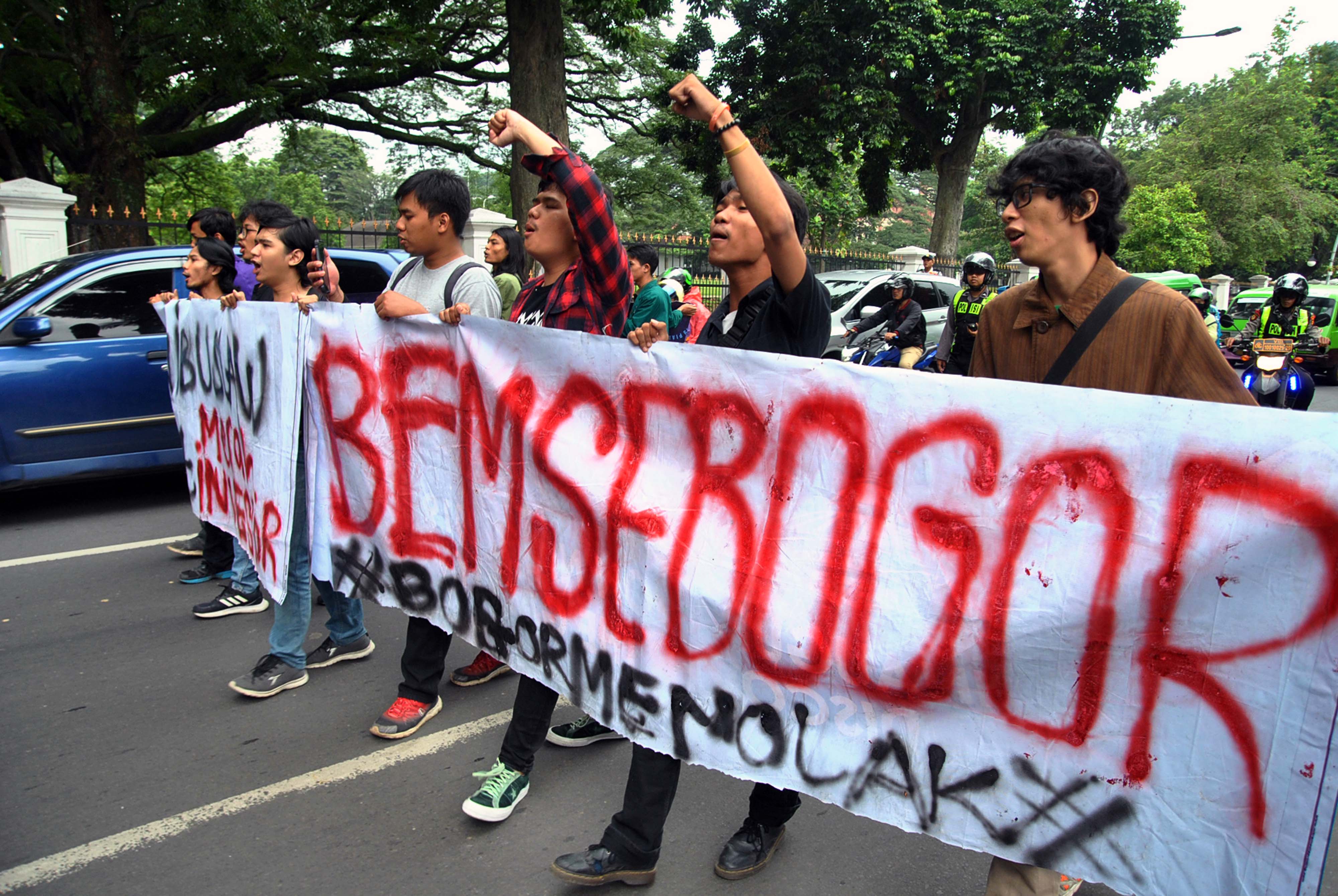 Mahasiswa menyuarakan pendapat dengan berdemo