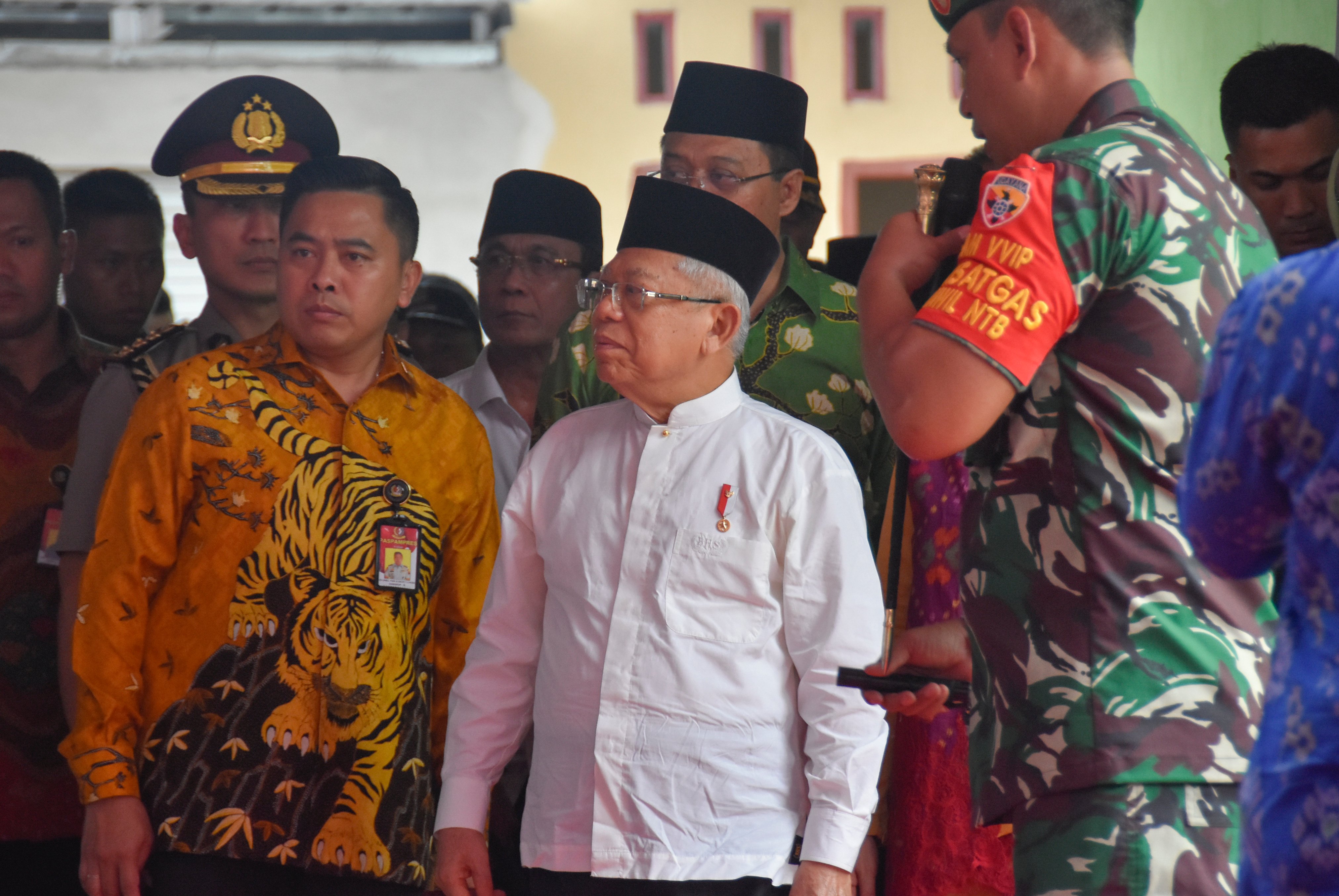 Wakil Presiden Ma'ruf Amin (tengah)