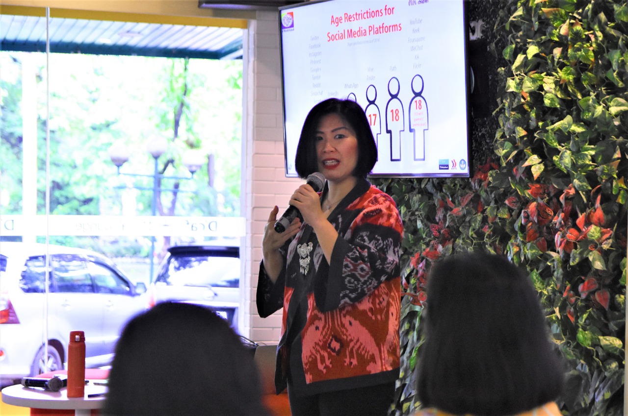 Ketua Yayasan dari Sekolah Victory Plus Bekasi, Yustina Ries Sunarti saat memberi penjelasan dalam seminar. 