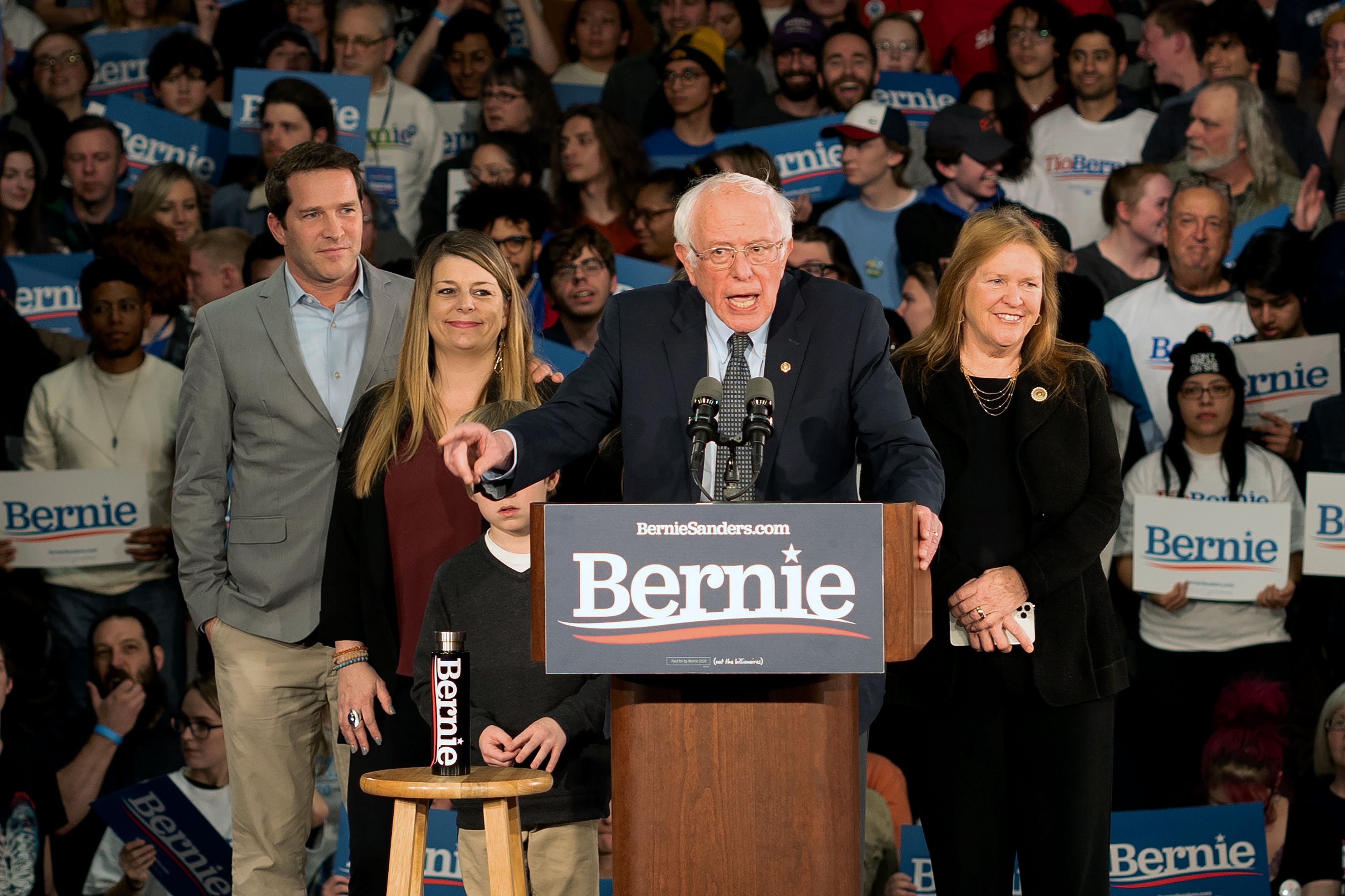  Calon presiden dari Partai Demokrat,  Bernie Sanders, berbicara kepada para pendukung di kaukus pada 3 Februari 2020 di Des Moines, Iowa
