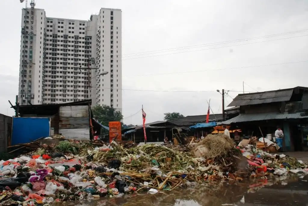 Timbunan Sampah Pasar Kemiri Muka, Beji, Kota Depok (7/2)