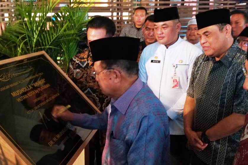 Ketua Dewan Masjid Indonesia Jusuf Kalla saat peresmian Musala An Nur di Hutan Kota by Plataran, Jumat (21/2).
