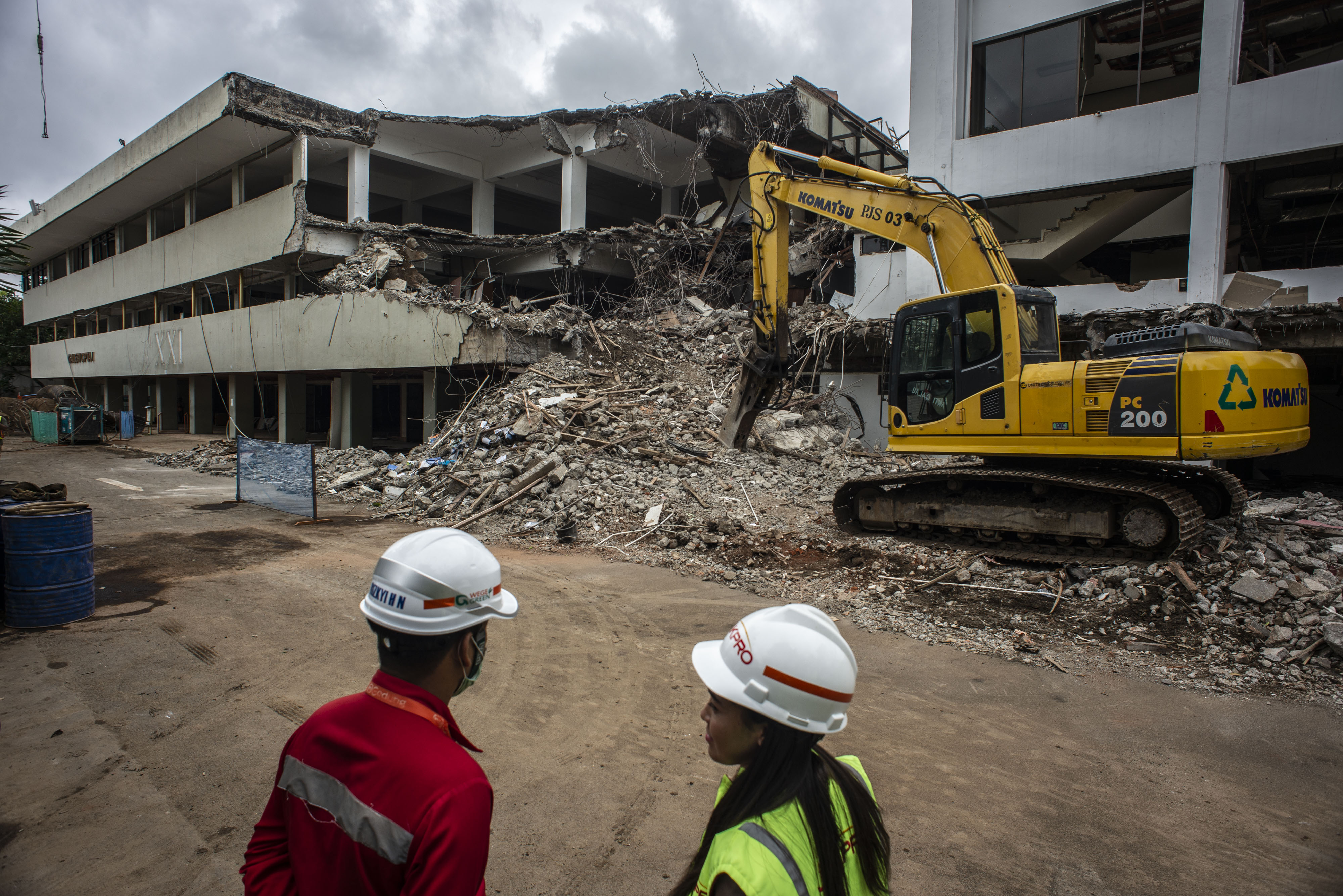 Pekerja beraktivitas di lokasi proyek revitalisasi kawasan Taman Ismail Marzuki (TIM) di Jakarta
