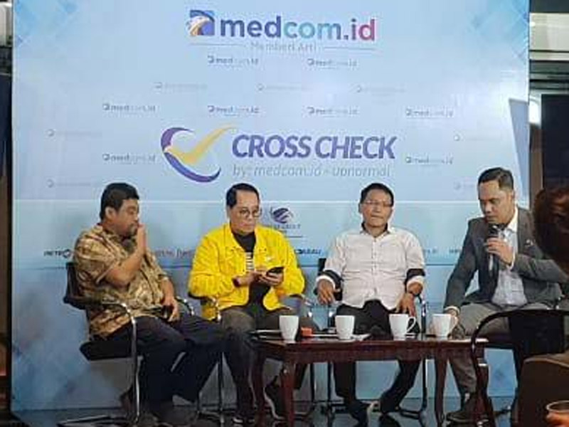 Anggota DPR-RI Fraksi Golkar Firman Soebagyo (kedua dari kiri) bersama dengan Presiden KSPI said Iqbal (kiri), Ketua KSPN Ristadi.