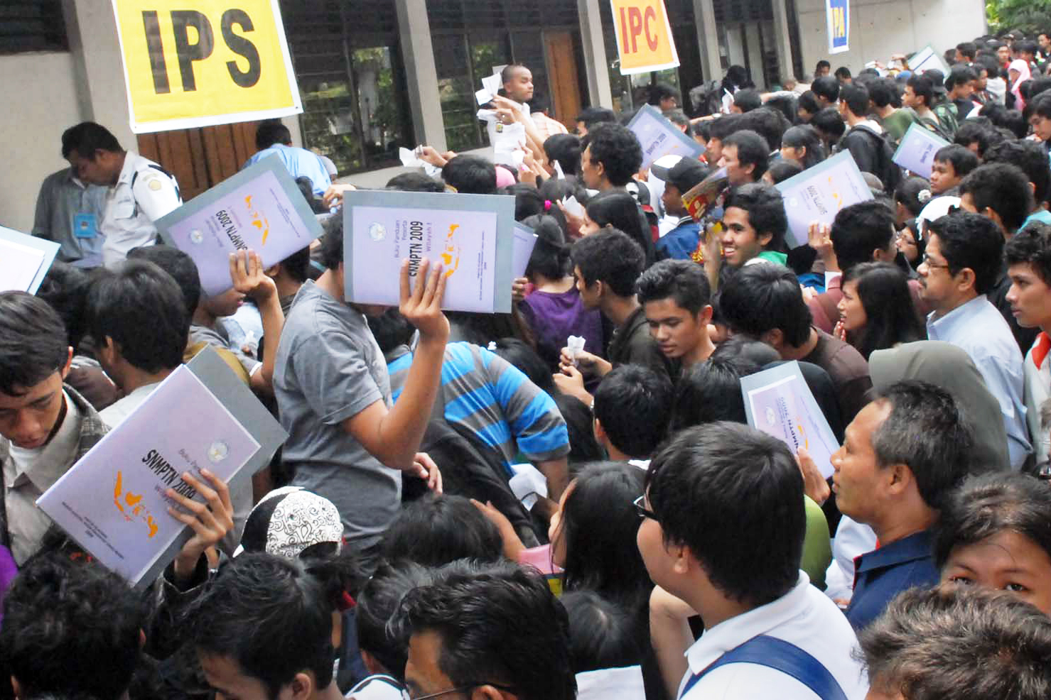 Ratusan calon mahasiswa mengambil formulir pendaftaran Seleksi Nasional Masuk Perguruan Tinggi Negeri (SNMPTN).