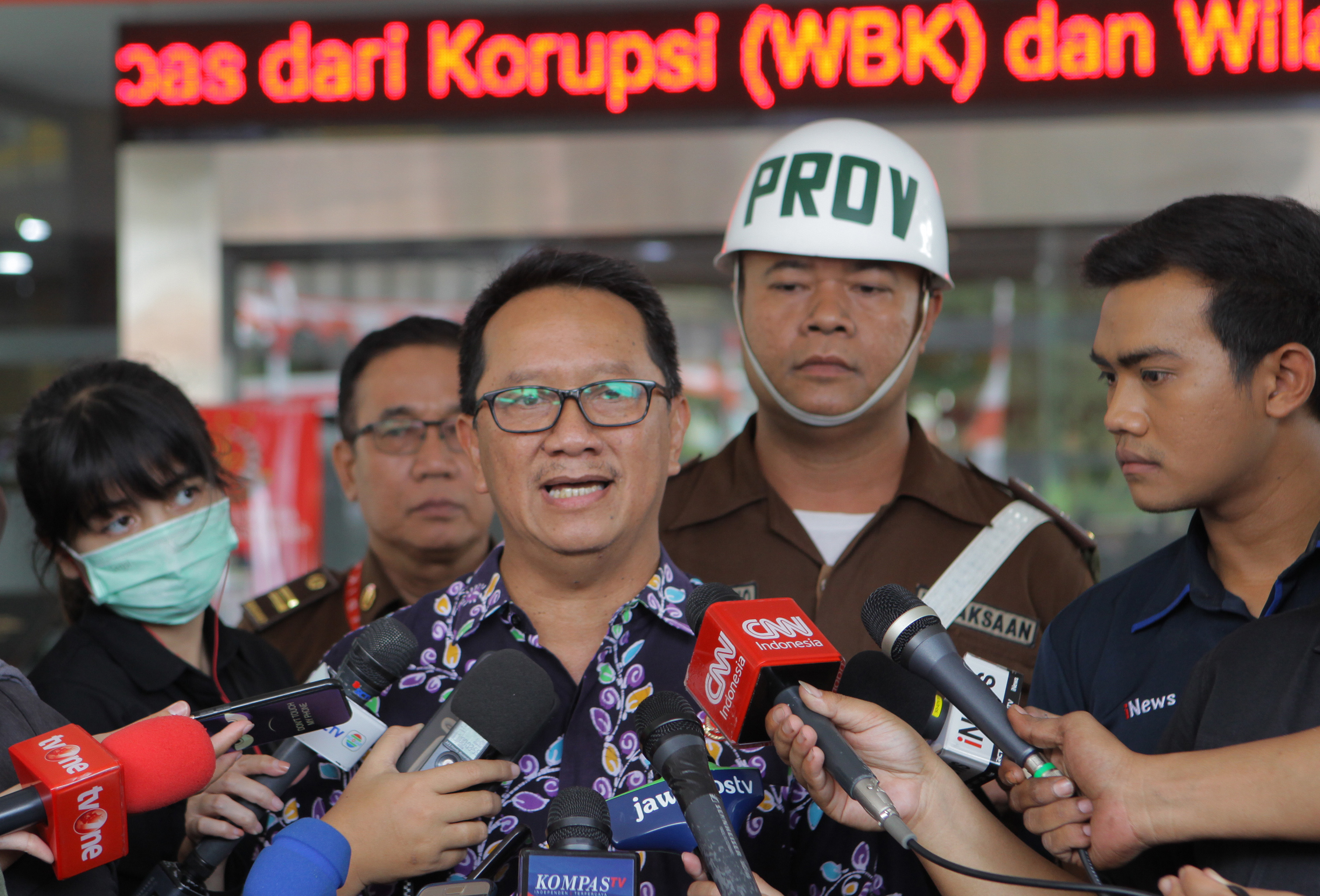 Kepala Pusat Penerangan Hukum (Kapuspenkum) Kejagung Hari Setiono (tengah)