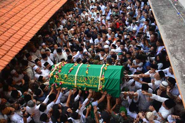 Pemakaman pengasuh Pesantren Tebuireng Gus Sholah