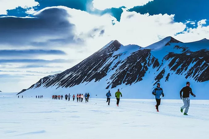 World Marathon Challenge menempuh jarak resmi 42,2 kilometer di Afrika, Antartika, Australia, Asia, Eropa dan Amerika Selatan,  