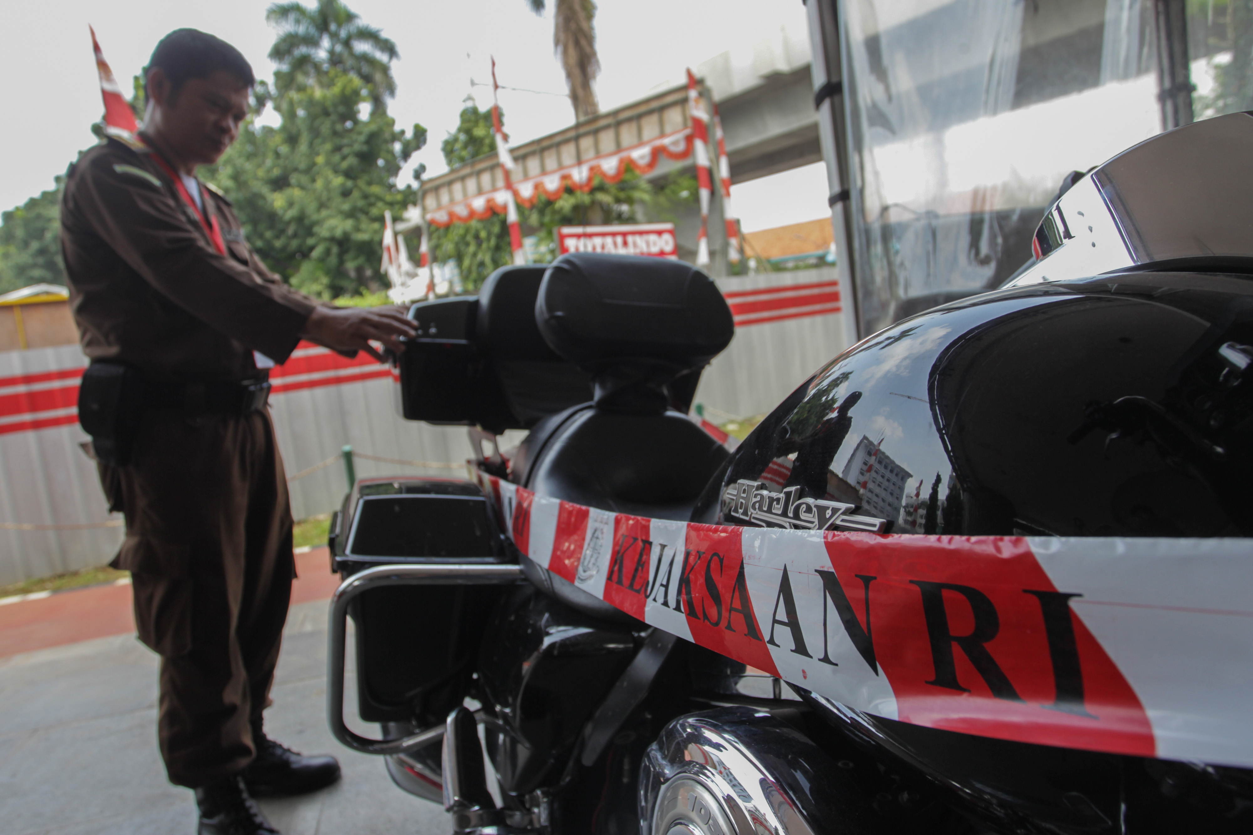 Petugas Kejaksaan Agung RI memeriksa barang bukti sitaan kasus korupsi PT Asuransi Jiwasraya (Persero).