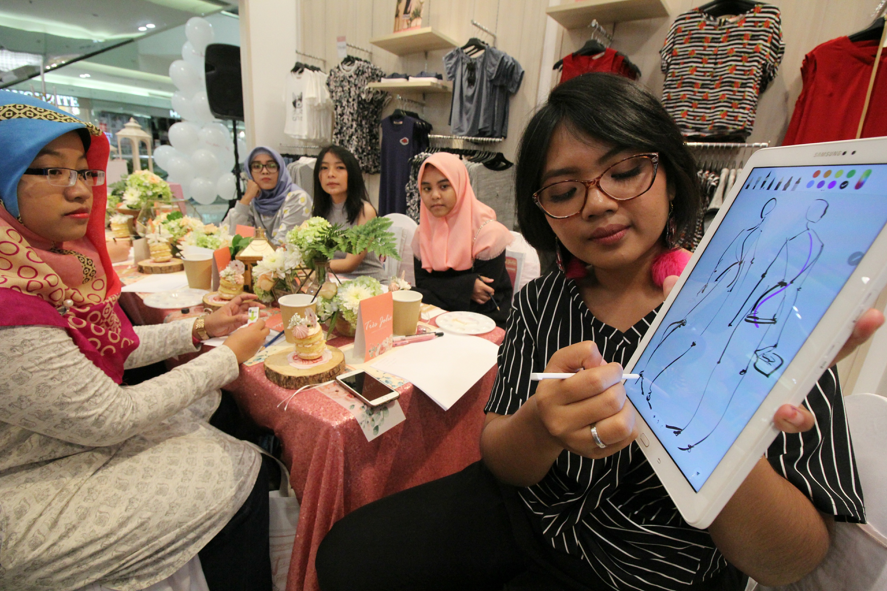  Sejumlah perempuan mengikuti pelatihan 'Fashion Illustrating' dengan dipandu oleh Fashion Illustrator Dinda Puspitasari (kanan).