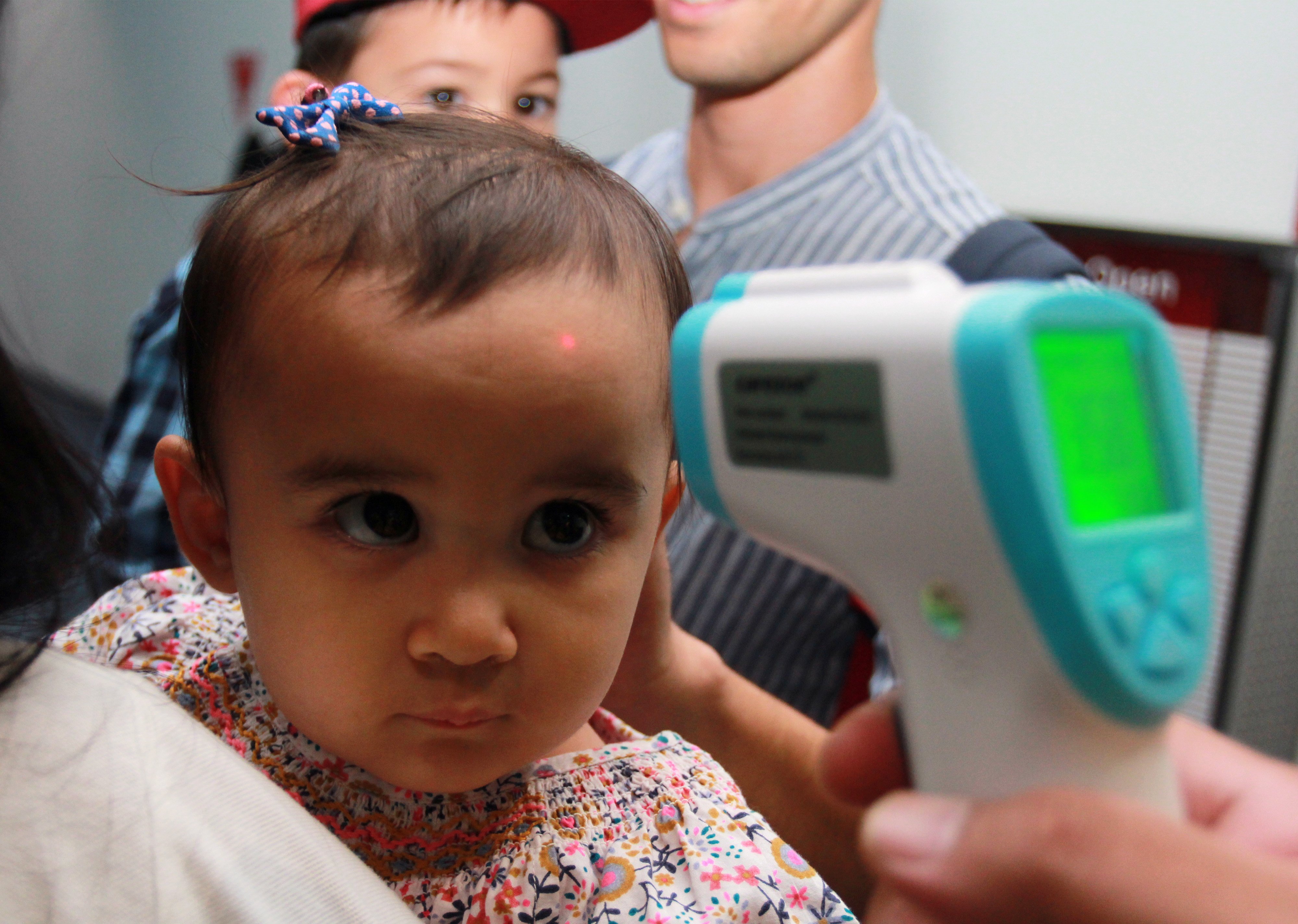 Petugas Kantor Kesehatan Pelabuhan Klas 1 Soetta melakukan pemeriksaan suhu tubuh seorang balita yang berasal dari Singapura.