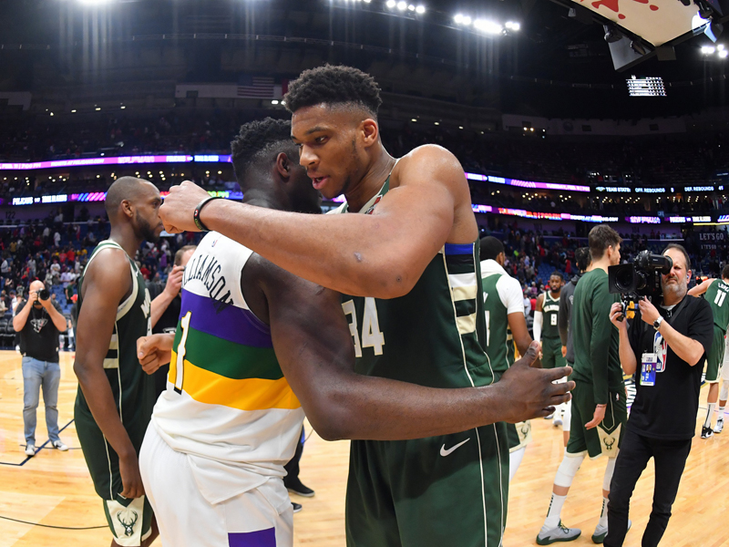 Bintang Milwaukee Bucks Giannis Antetokoumpo (kanan) memeluk pemain New Orleans Pelicans Zion Williamson.