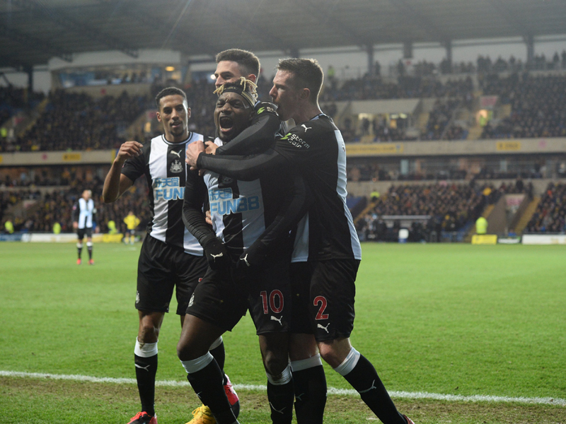 Allan Saint-Maximin (tengah) melakukan selebrasi bersama pemain Newcastle United lainnya usai mencetak gol ke gawang Oxford.