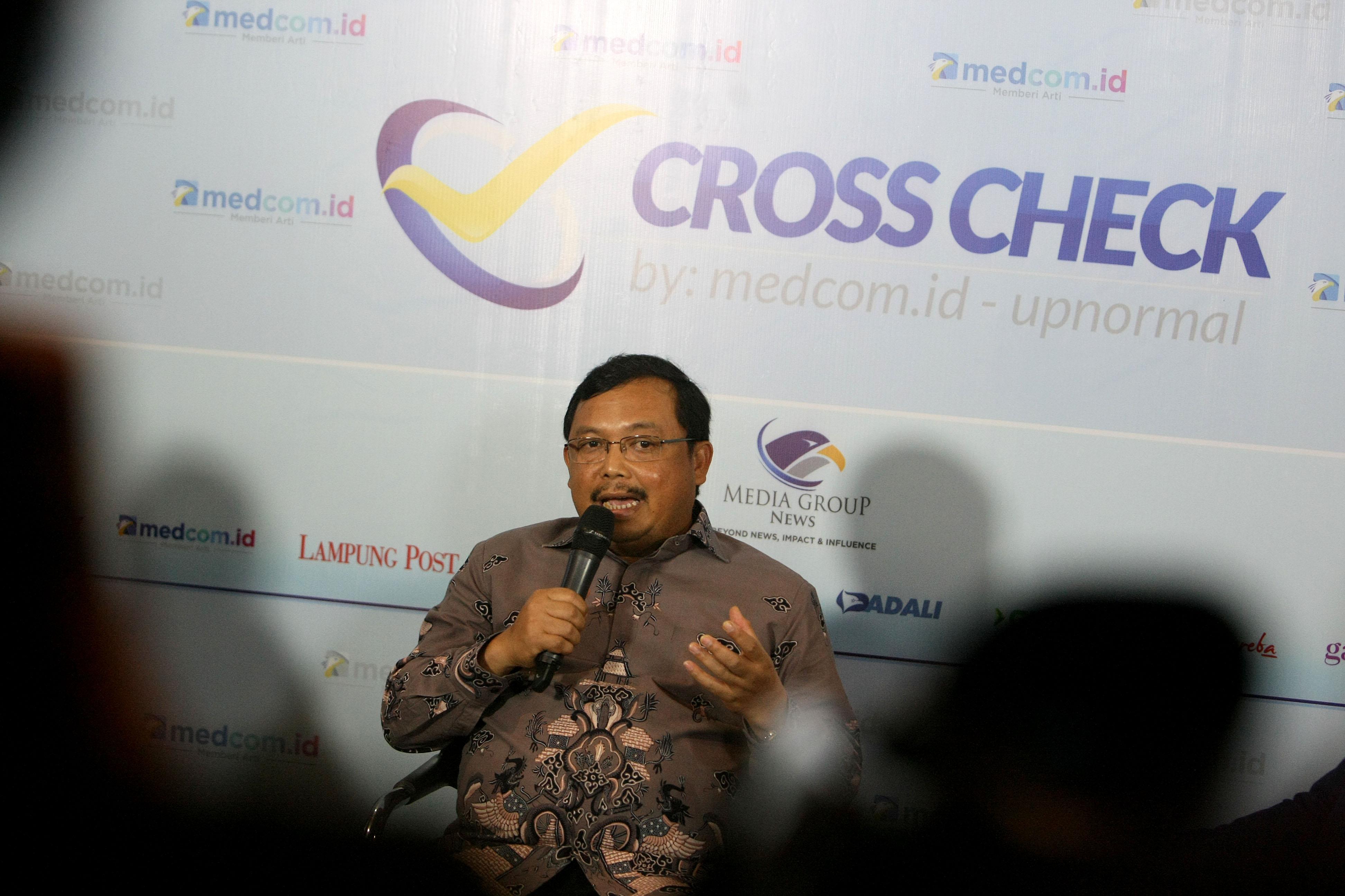 Ketua DPP Partai Demokrat Herman Khaeron menyampaikan tanggapan dalam diskusi Cross Check di Jakarta, Minggu (2/2/2020).