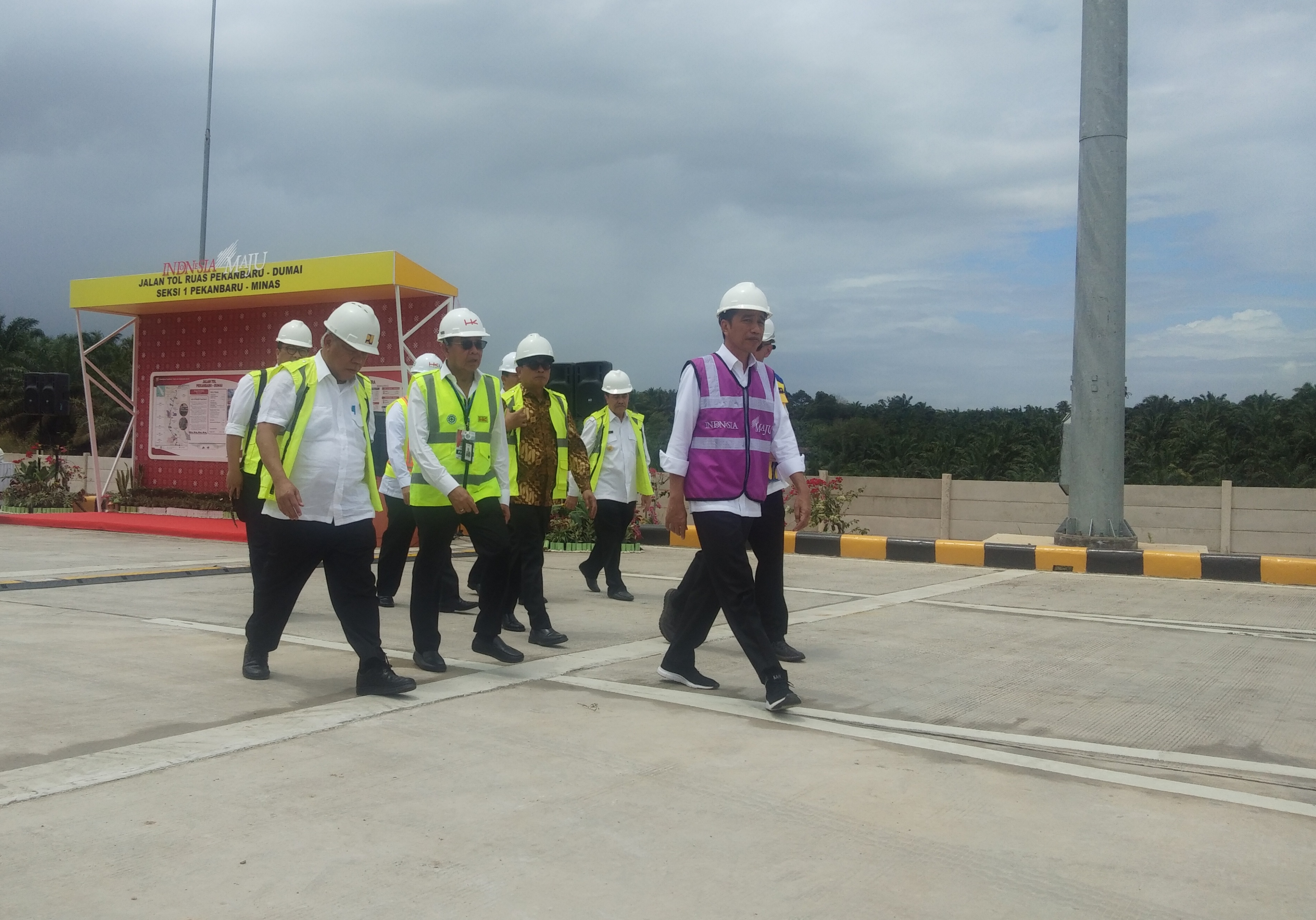 Presiden Joko Widodo meninjau pembangunan jalan Tol Pekanbaru-Dumai di Provinsi Riau, Jumat (21/2). 