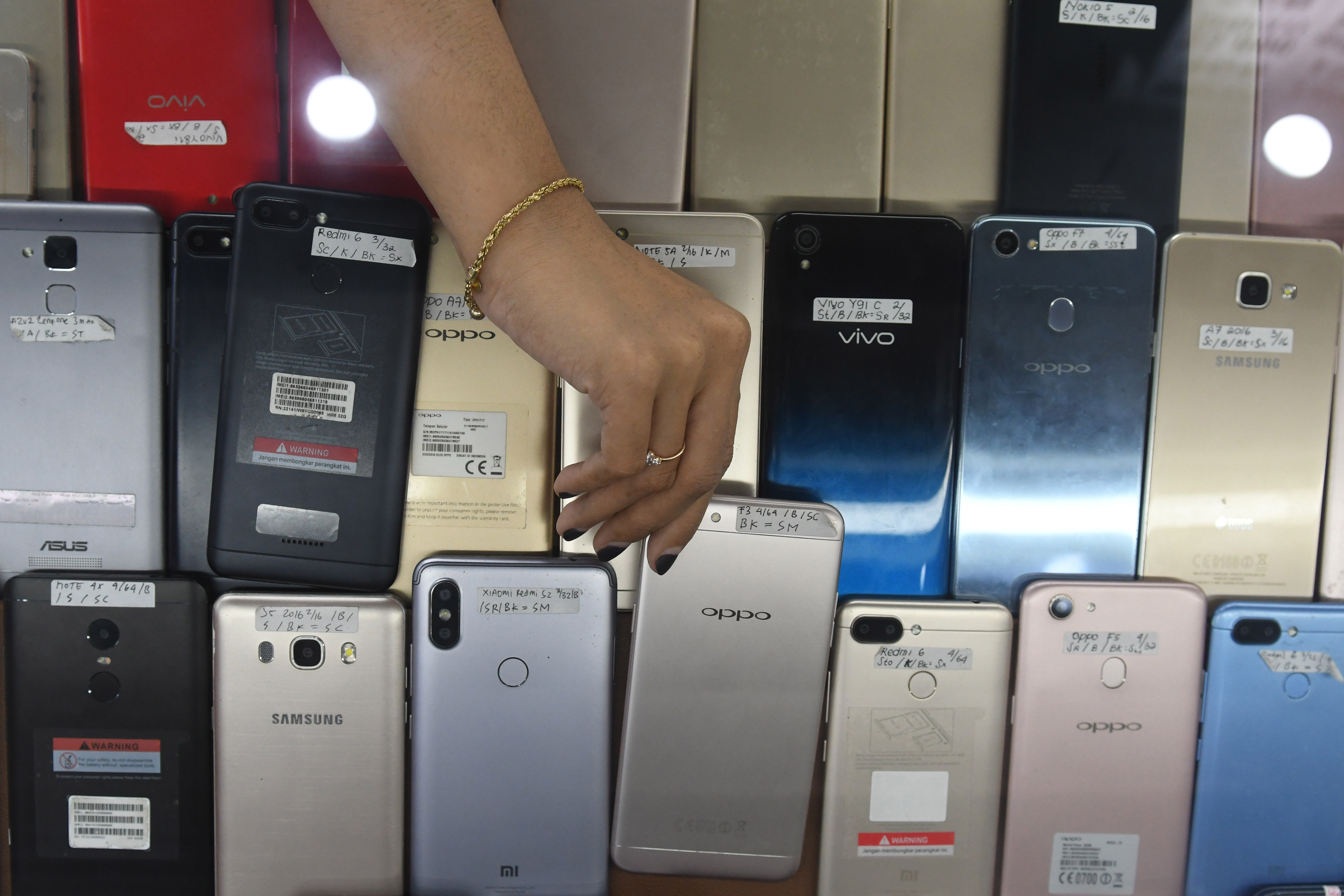 Pemerintah Blokir Ponsel Ilegal Mulai 18 April