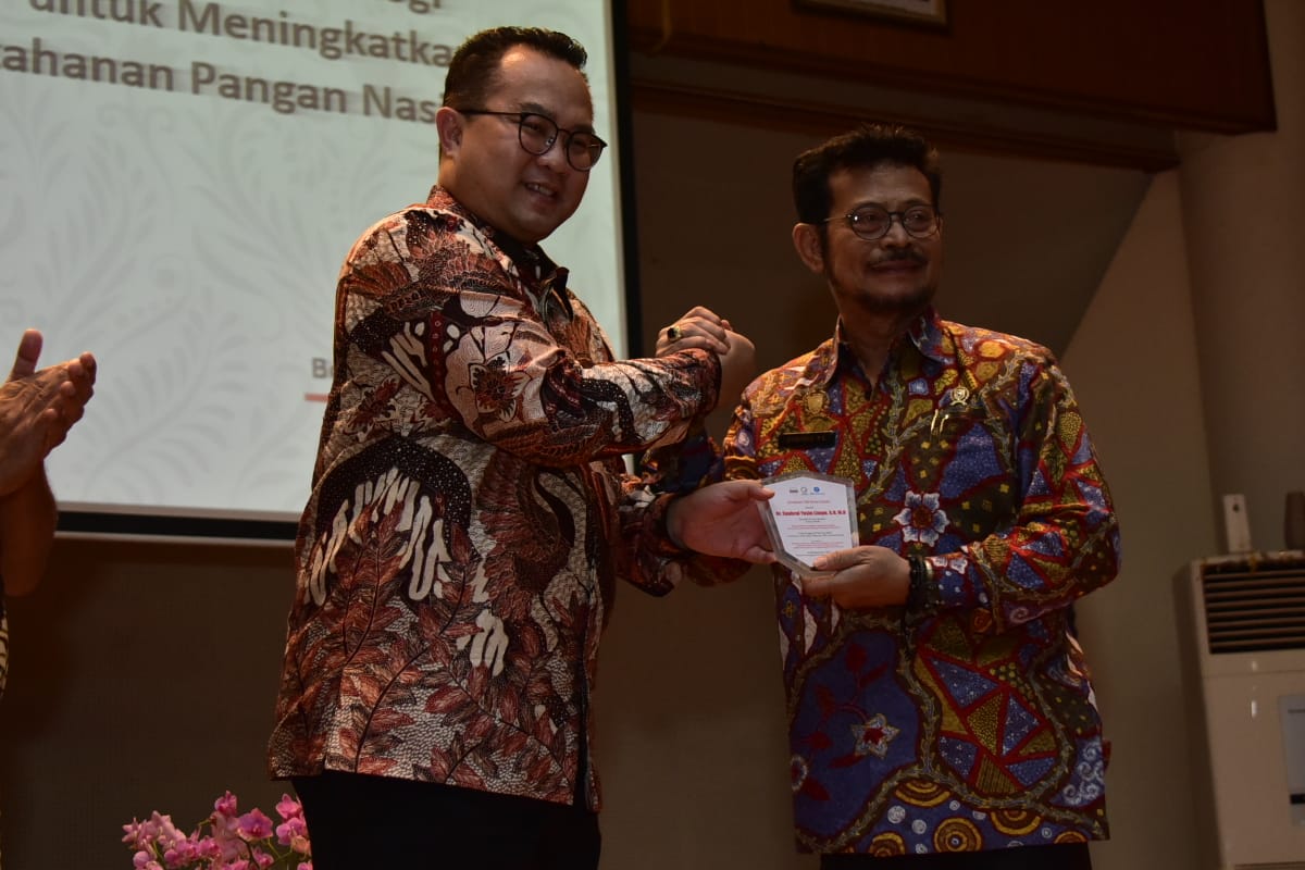 Rektor Institut Pertanian Bogor (IPB), Arif Satria (kiri) dan Menteri Pertanian Syahrul Yasin Limpo.   