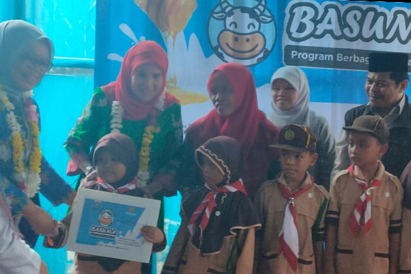 Baznas (Bazis) DKI Jakarta meluncurkan Program Bagi Susu dan Madu (Basuma) di Madrasah Ibtida'iyah Miftahur-Rahman, Jakarta Timur.