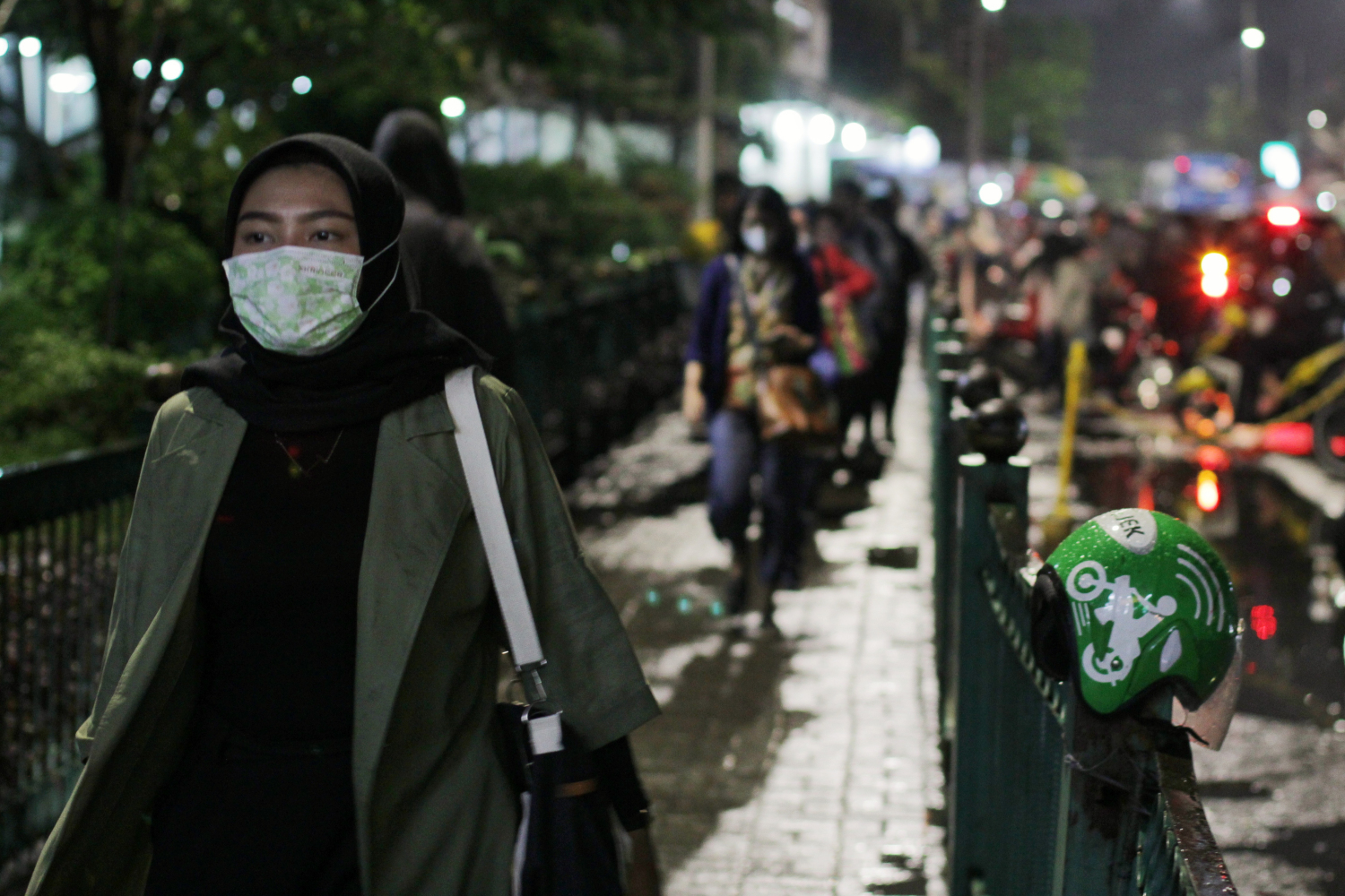 Warga Jakarta mengenakan masker saat beraktivitas untuk mencegah pnyebaran virus korona