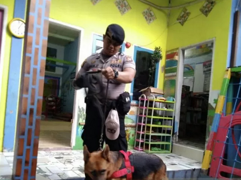 Polresta Samarinda menurunkan anjing pelacak di lokasi penitipan balita yang meninggal tanpa kepala, AYG, di PAUD Jannatul Athfaal.