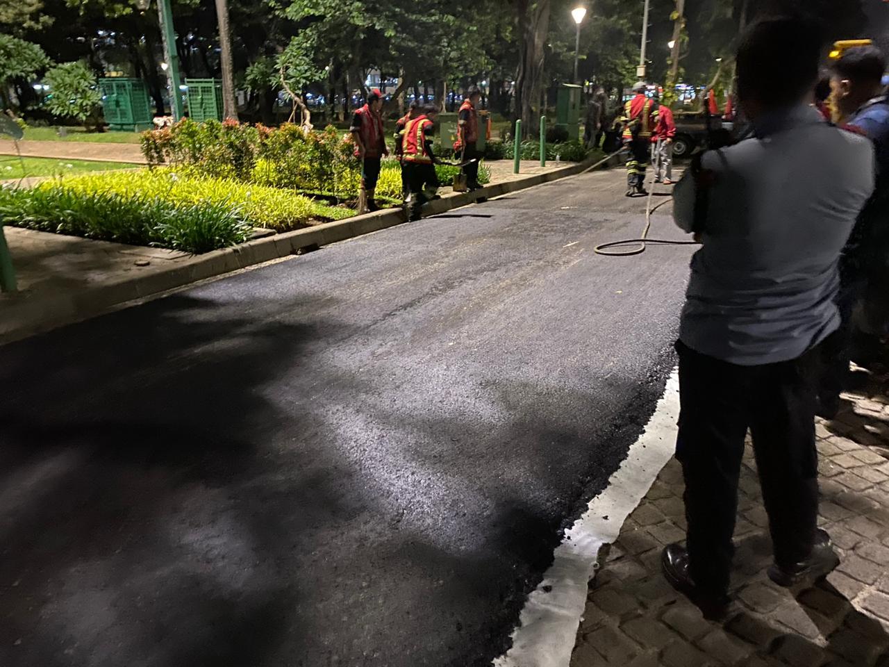 Uji coba pengaspalan untuk sirkuit Formula E di Monas