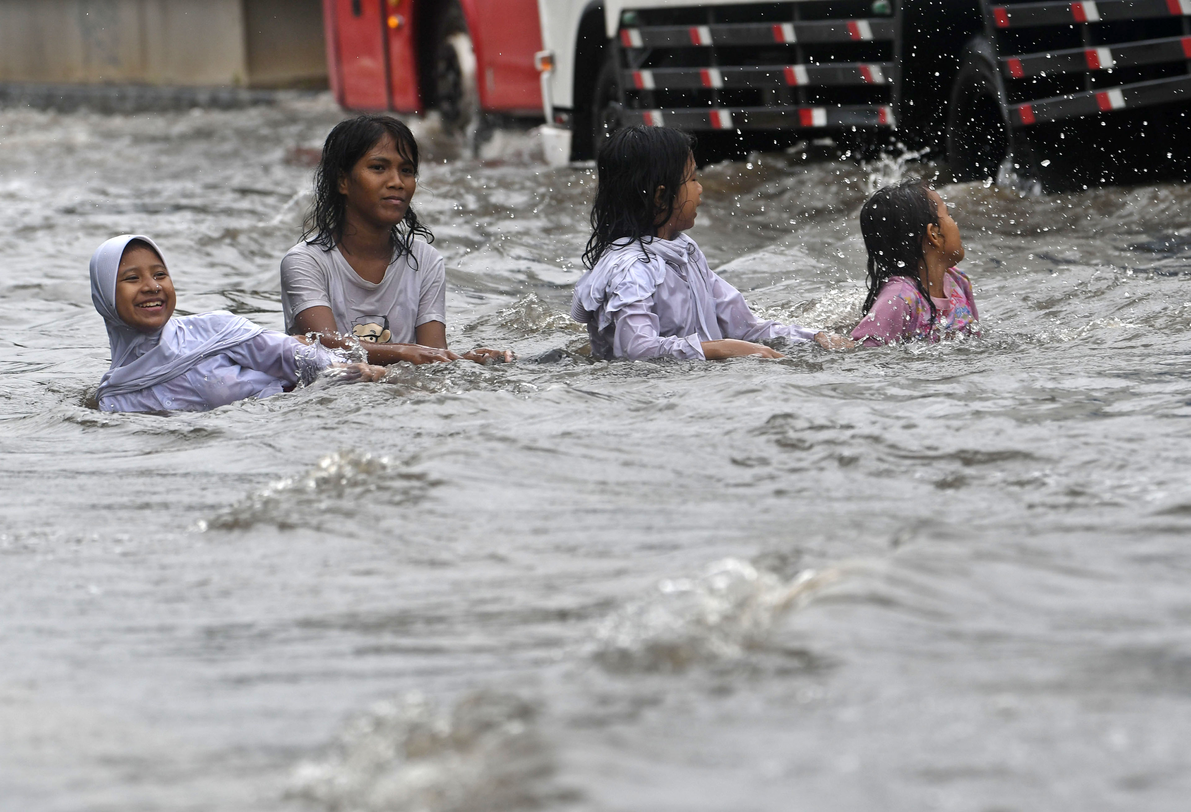 Sejumlah anak bermain air yang membanjiri Jalan Gunung Sahari di Pademangan, Jakarta, 24 Januari lalu