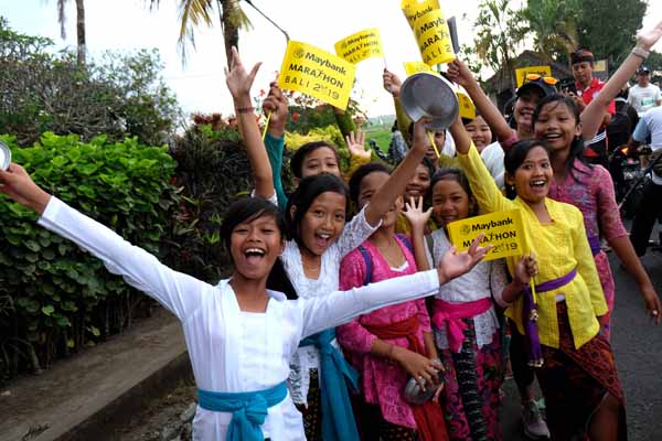 Anak-anak sekolah dasar menghibur para pelari saat mengikuti gelaran Maybank Marathon Bali 2019.