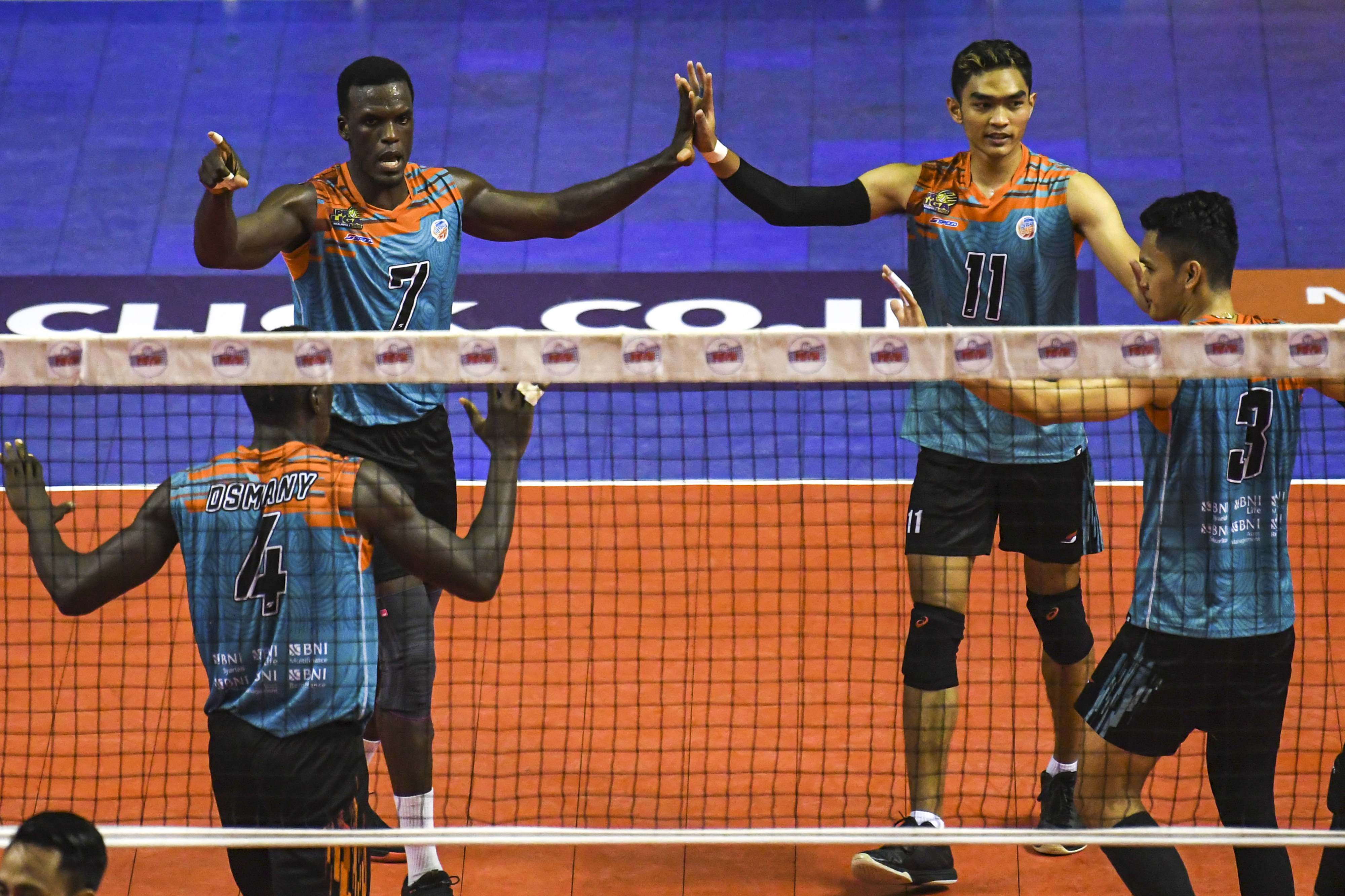 Pebola voli putra Jakarta BNI 46 meluapkan kegembiraan setelah meraih poin atas tim Jakarta Garuda di laga Proliga.