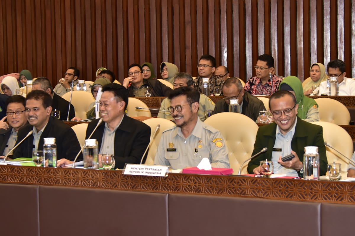 Rapat Kerja Komisi IV DPR dan Menteri Pertanian Syahrul Yasin Limpo bersama di Gedung DPR/MPR RI, Jakarta, Senin (17/2).