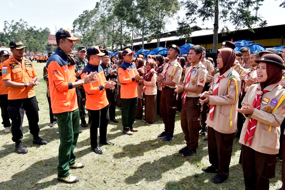 Gubernur Jambi H Fachrori Umar (baju jingga keempat dari kiri) menyemangati peserta pelatihan penanggulangan bencana BPBD se-Provinsi Jambi.