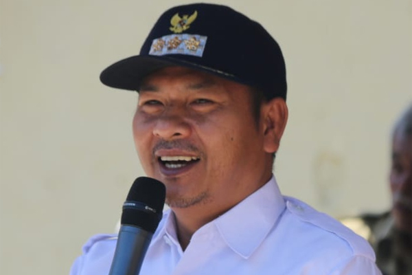 Bupati Tapanuli Utara, Sumatra Utara, Nikson Nababan.