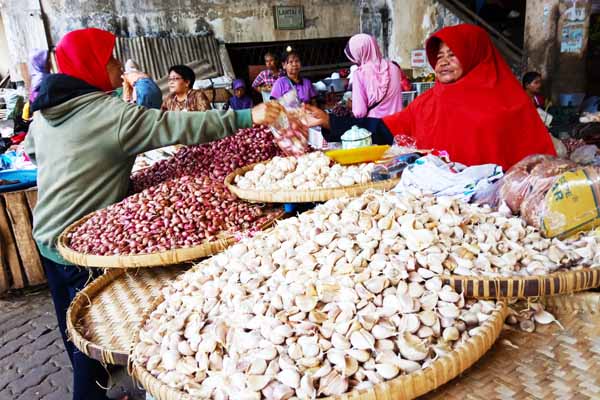 Pedagang bawang putih dan bawang merah di Pasar Gede Klaten. 