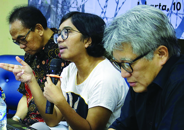 Ketua YLBHI Asfinawati (tengah) bersama Dosen IPB Hariadi Kartodihardjo dan Direktur LBH Pers Ade Wahyudin (kanan).