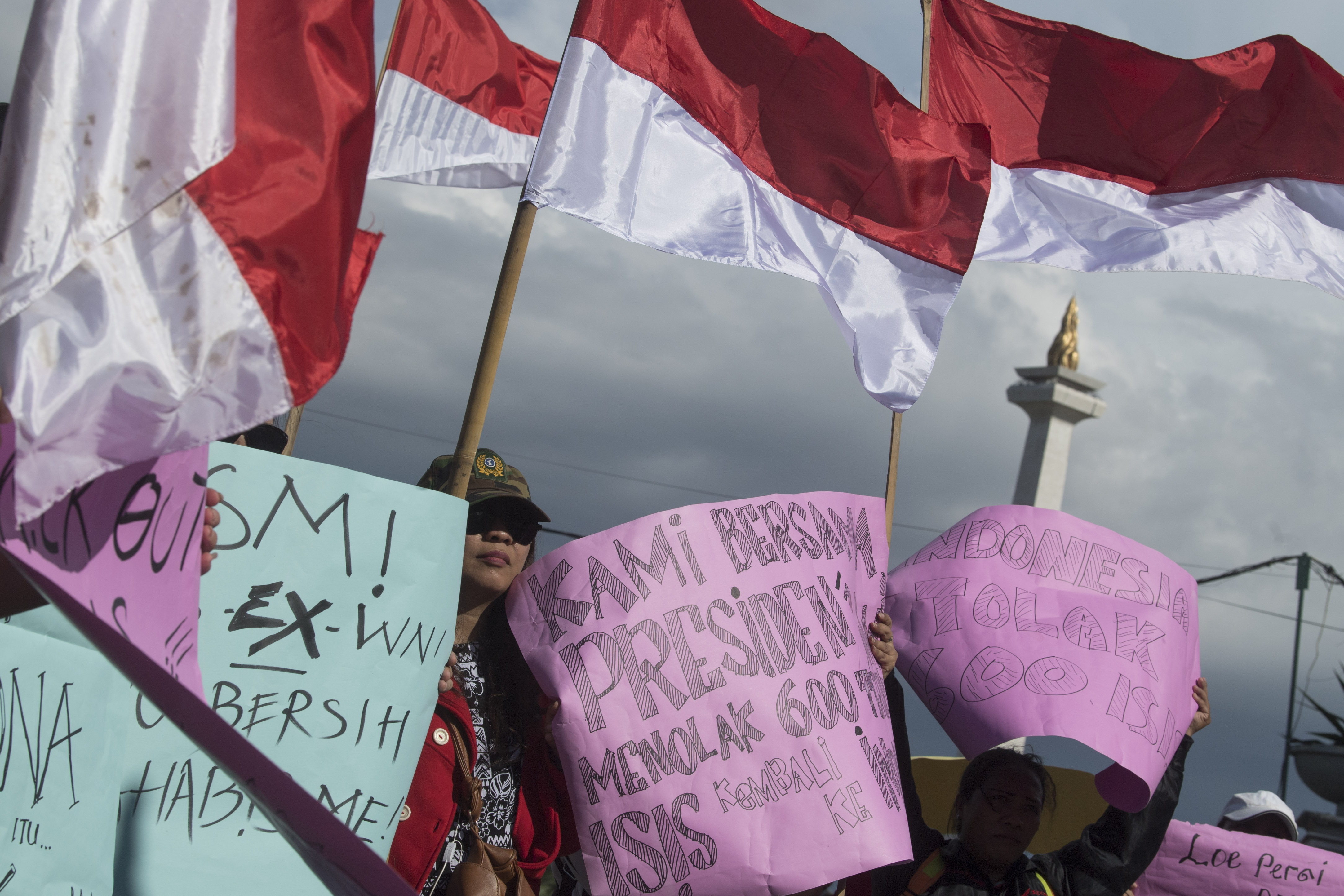 Peserta aksi yang tergabung dalam Barisan Relawan Bhinneka Jaya berunjuk rasa menolak pemulangan WNI eks IS