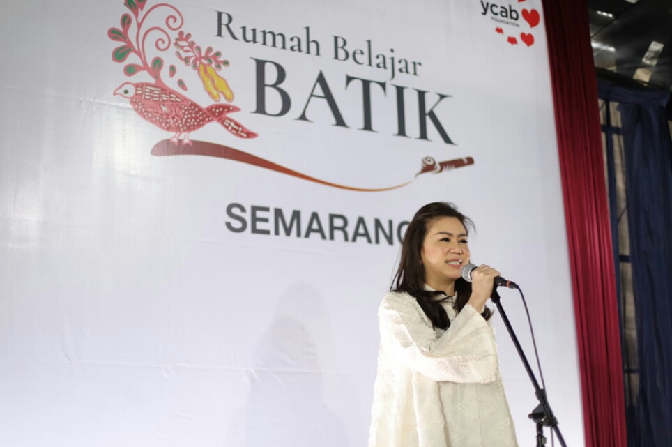 CEO YCAB Foundation, Veronica Colondam, resmi membuka Rumah Belajar Batik Semarang 