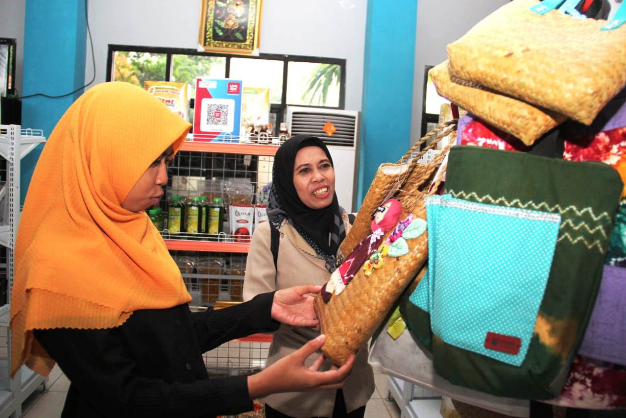 Peserta Pelatihan Kewirausahaan Wartawan 2020 sedang melihat-lihat barang dagangan di RKB Banjarbaru, Kalimantan Selatan, Kamis (6/2).