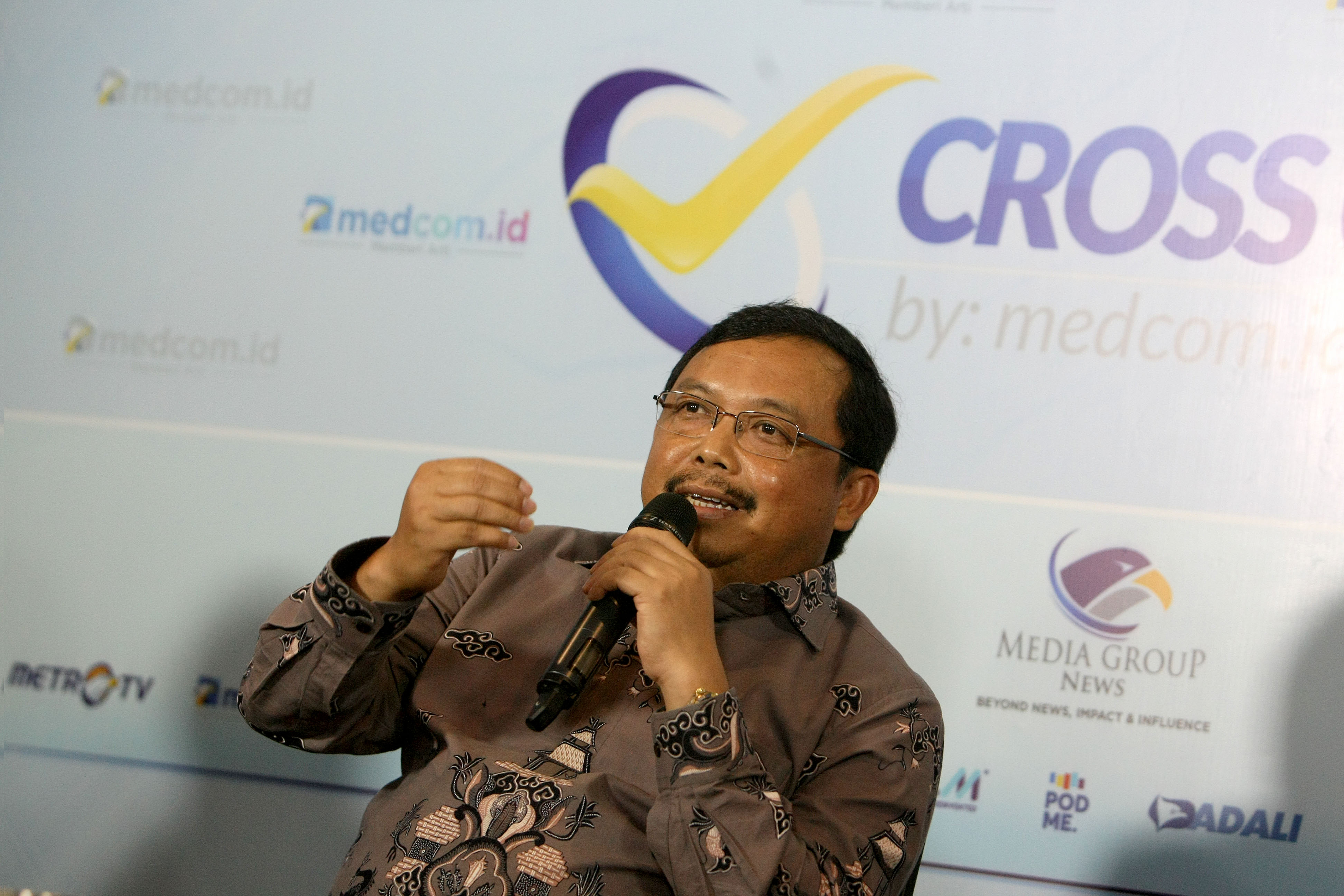 Ketua DPP Partai Demokrat Herman Khaeron menyampaikan tanggapan dalam diskusi Cross Check di Jakarta, Minggu (2/2/20).