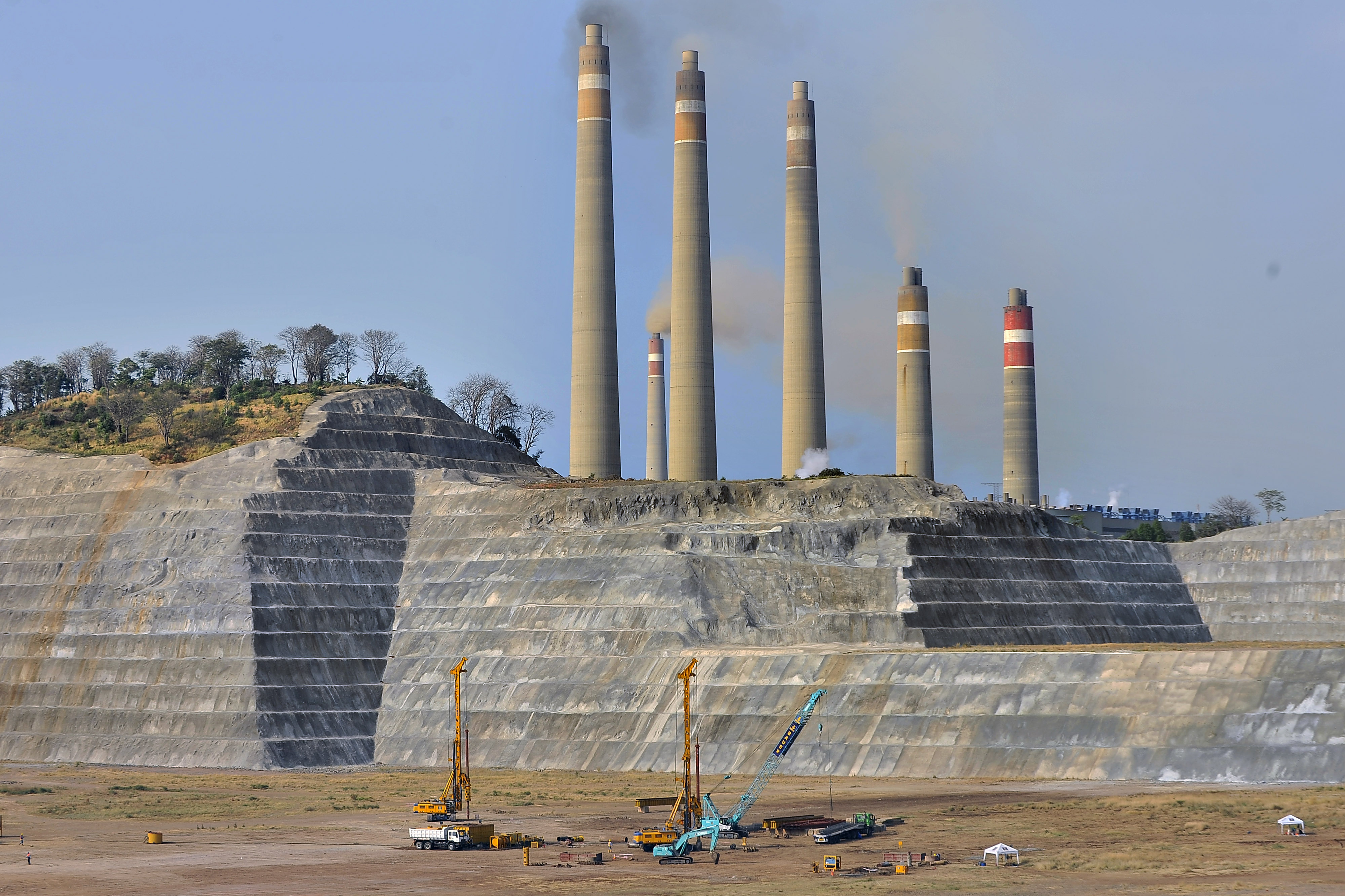  Sejumlah pekerja beraktivitas di proyek pembangunan PLTU Suralaya Unit X di Suralaya, Cilegon, Banten, Senin (5/8).