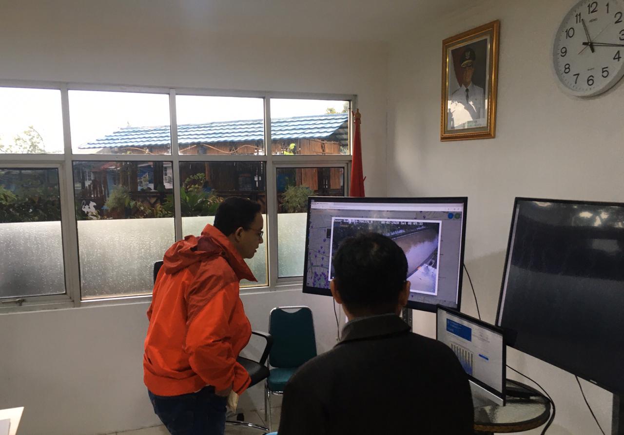 Gubernur DKI Jakarta Anies Baswedan mengecek kondisi Pintu Air Manggarai, Sabtu (8/2/2020). 